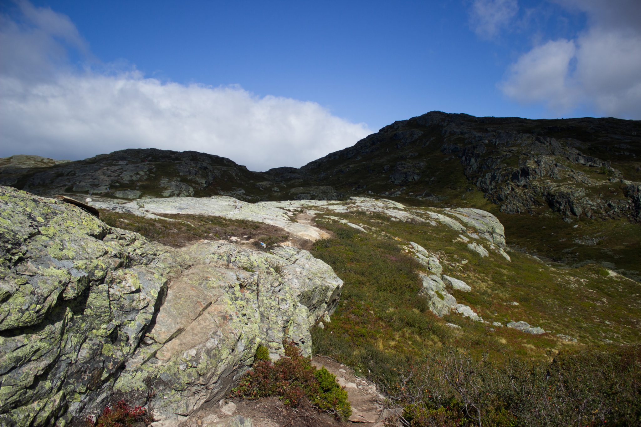 Wandern auf dem Dronningstien über die Monk Steps und den Aussichtspunkt Nosi, Start der Wanderung ist in Lofthus, Ausblick auf den Hardangerfjord während der Wanderung auf der Hardangervidda, Aussicht auf das Plateaufjell der Hardangervidda