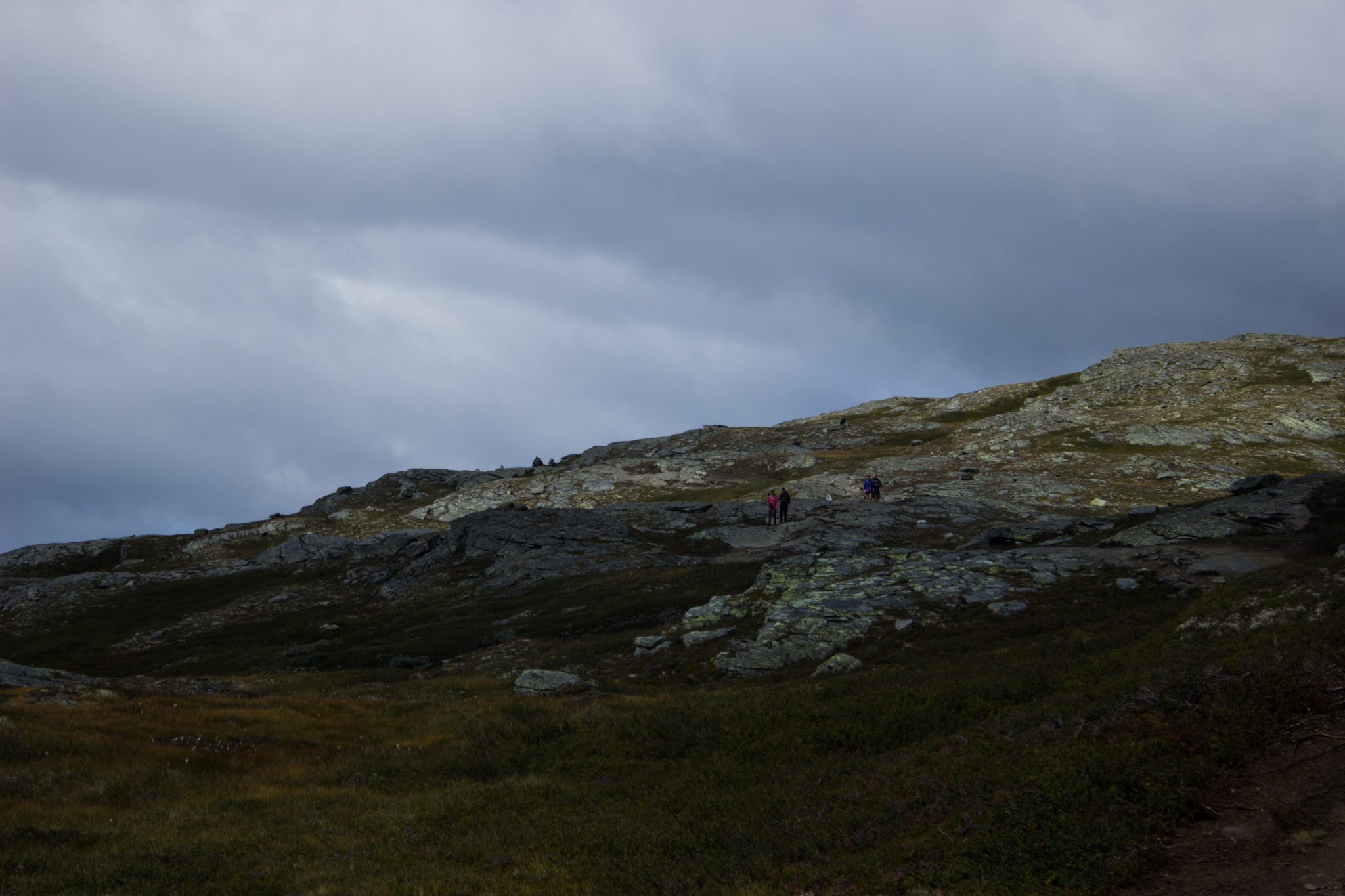 Wandern auf dem Dronningstien über die Monk Steps und den Aussichtspunkt Nosi, Start der Wanderung ist in Lofthus, Ausblick auf den Hardangerfjord während der Wanderung auf der Hardangervidda, Aussicht auf das Plateaufjell der Hardangervidda