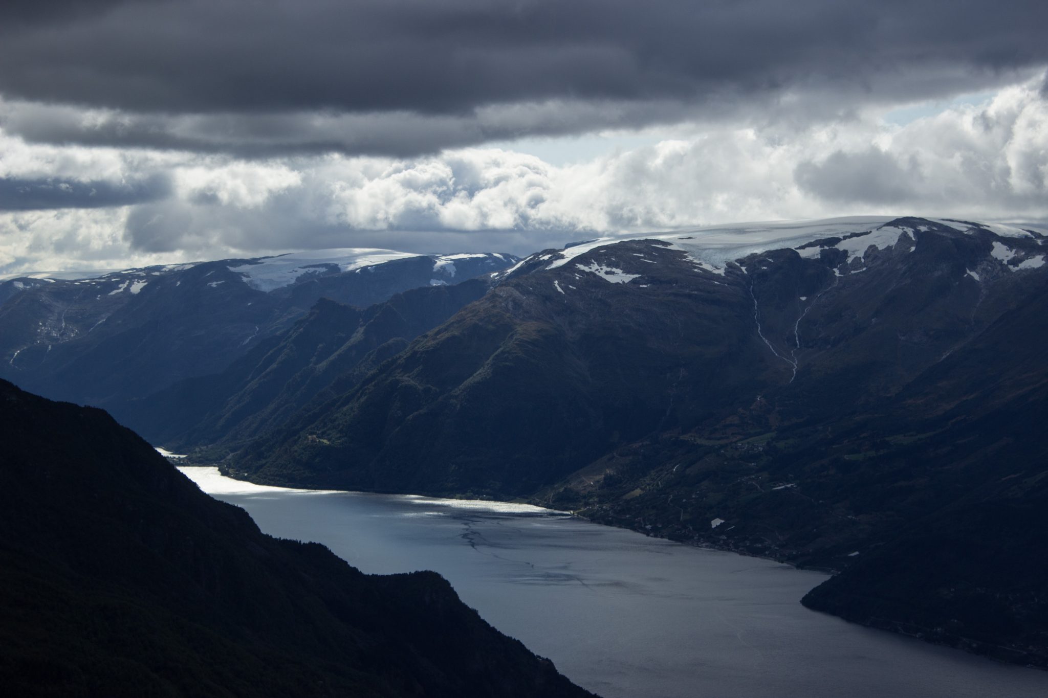 Wandern auf dem Dronningstien über die Monk Steps und den Aussichtspunkt Nosi, Start der Wanderung ist in Lofthus, Ausblick auf den Hardangerfjord während der Wanderung auf der Hardangervidda