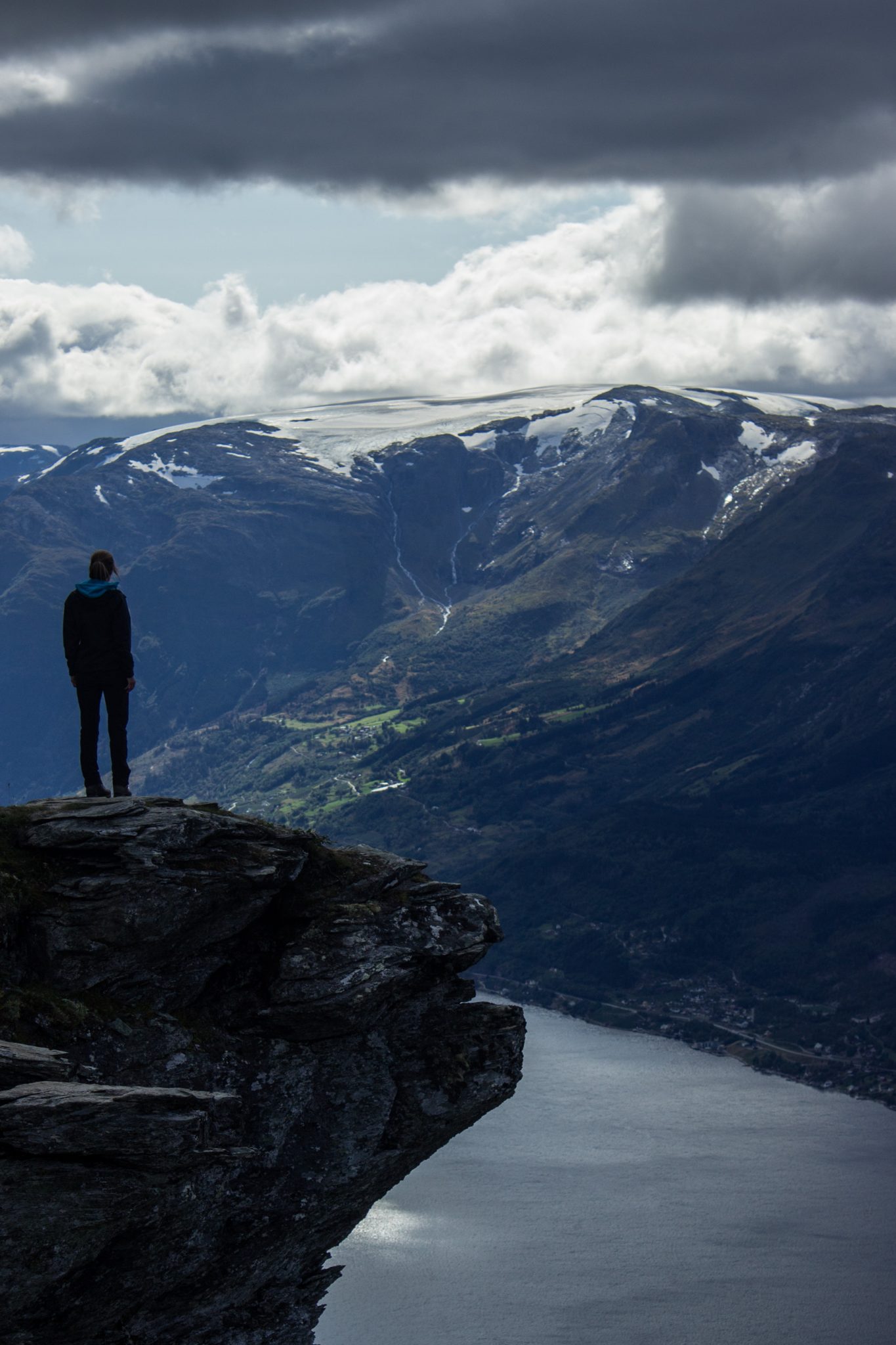 Wandern auf dem Dronningstien über die Monk Steps und den Aussichtspunkt Nosi, Start der Wanderung ist in Lofthus, Ausblick auf den Hardangerfjord während der Wanderung auf der Hardangervidda