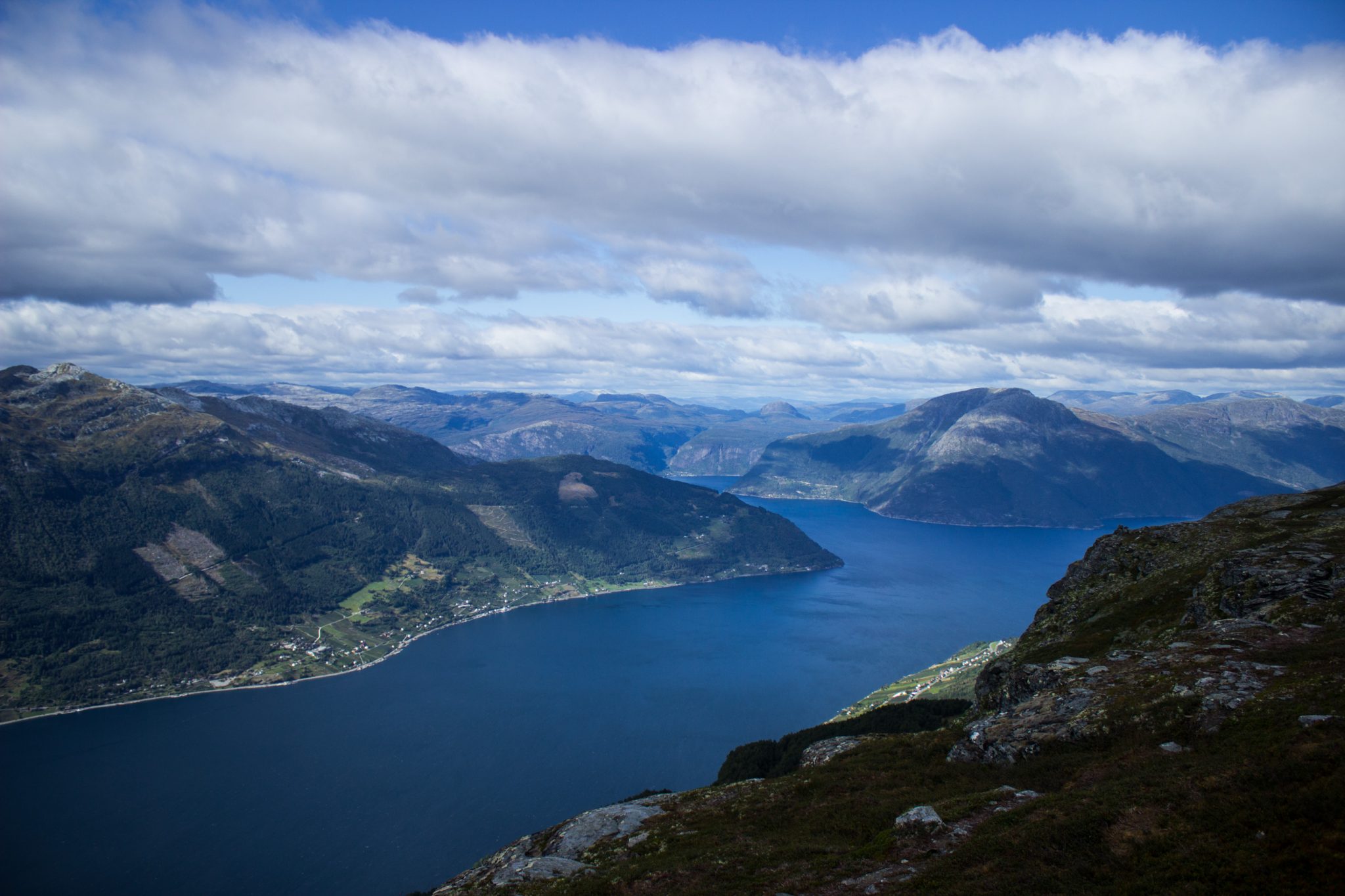 Wandern auf dem Dronningstien über die Monk Steps und den Aussichtspunkt Nosi, Start der Wanderung ist in Lofthus, Ausblick auf den Hardangerfjord während der Wanderung auf der Hardangervidda
