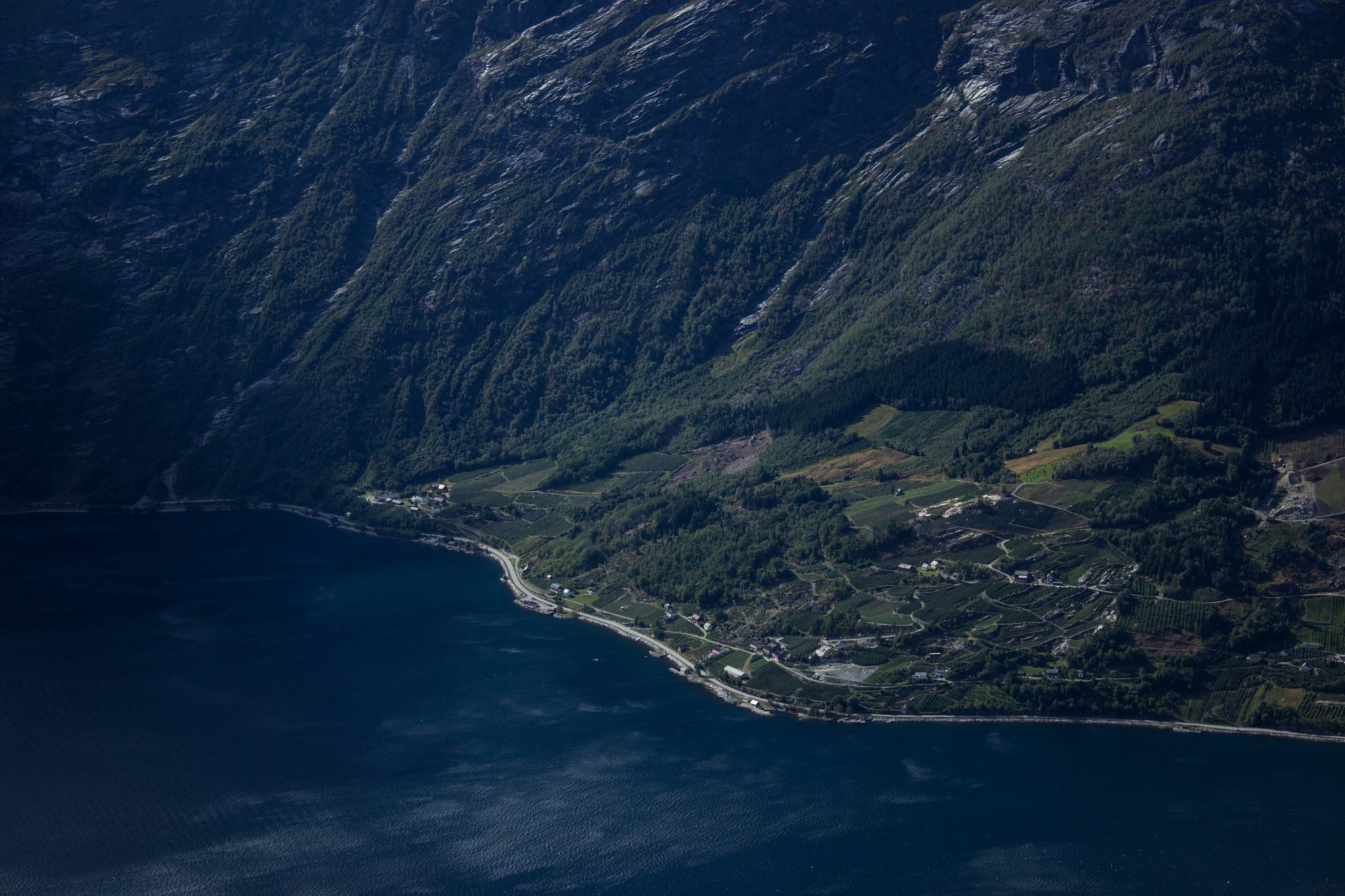 Wandern auf dem Dronningstien über die Monk Steps und den Aussichtspunkt Nosi, Start der Wanderung ist in Lofthus, Ausblick auf den Hardangerfjord während der Wanderung auf der Hardangervidda