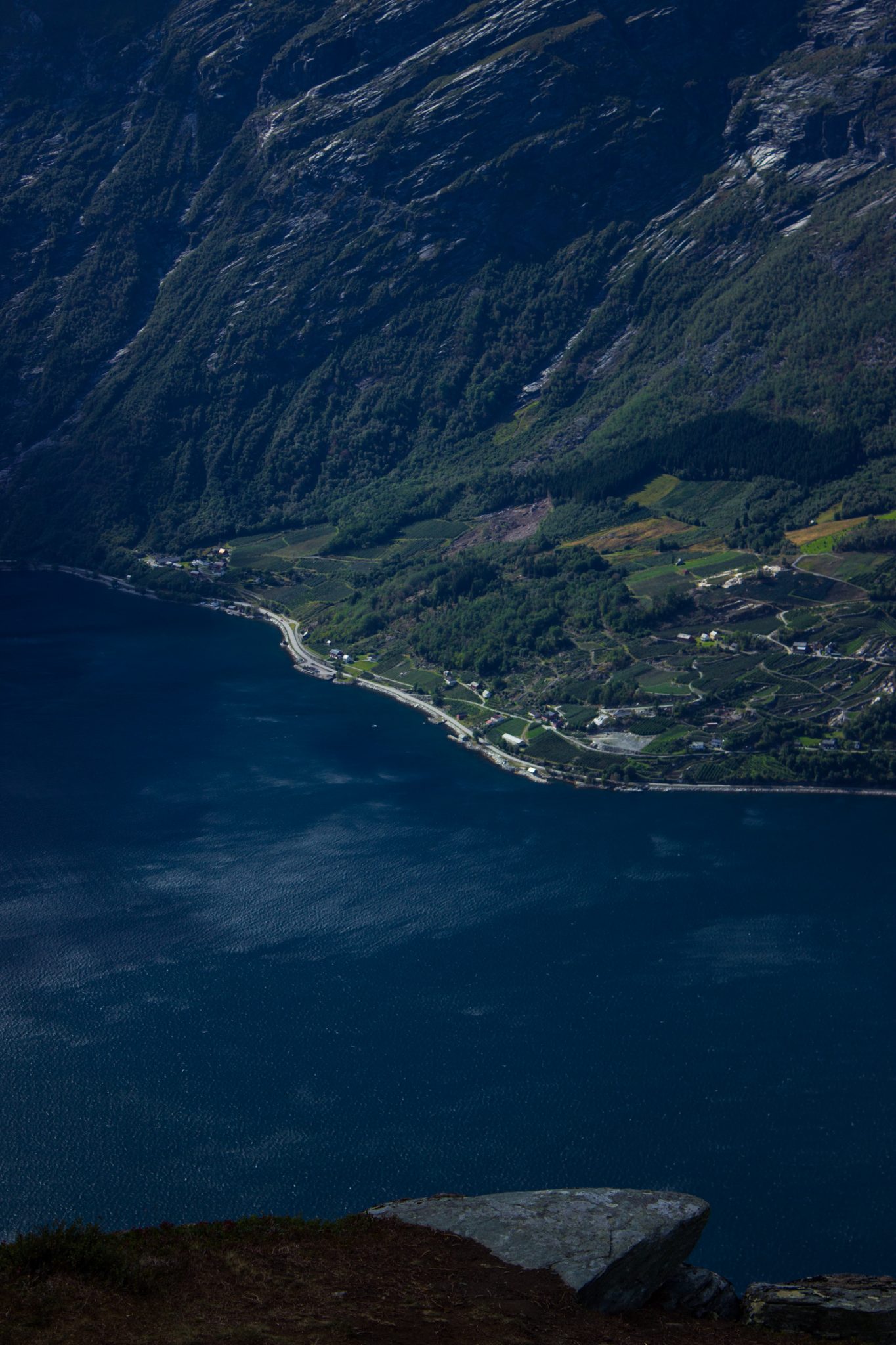 Wandern auf dem Dronningstien über die Monk Steps und den Aussichtspunkt Nosi, Start der Wanderung ist in Lofthus, Ausblick auf den Hardangerfjord während der Wanderung auf der Hardangervidda