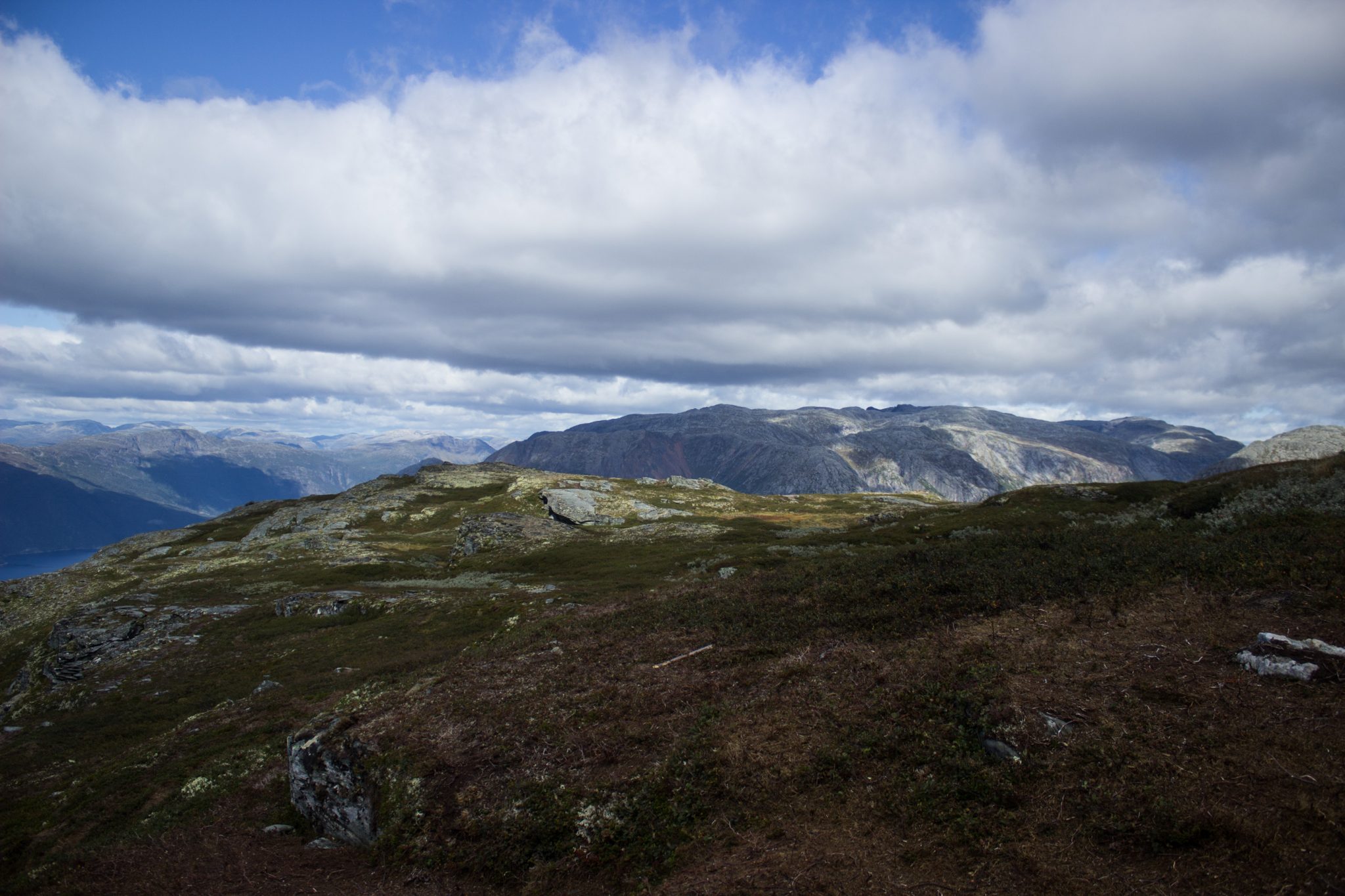 Wandern auf dem Dronningstien über die Monk Steps und den Aussichtspunkt Nosi, Start der Wanderung ist in Lofthus, Ausblick auf den Hardangerfjord während der Wanderung auf der Hardangervidda, Aussicht auf das Plateaufjell der Hardangervidda