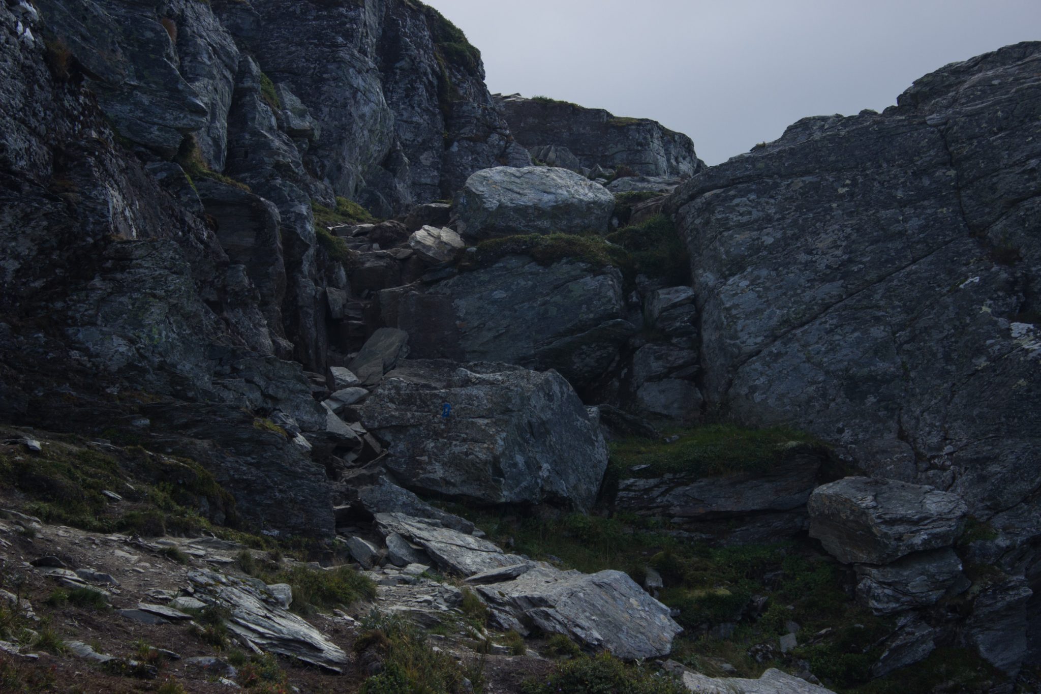 Wandern auf dem Dronningstien über die Monk Steps und den Aussichtspunkt Nosi, Start der Wanderung ist in Lofthus, Ausblick auf den Hardangerfjord während der Wanderung auf der Hardangervidda, steiler Anstieg auf dem Panoramaweg Dronningstien