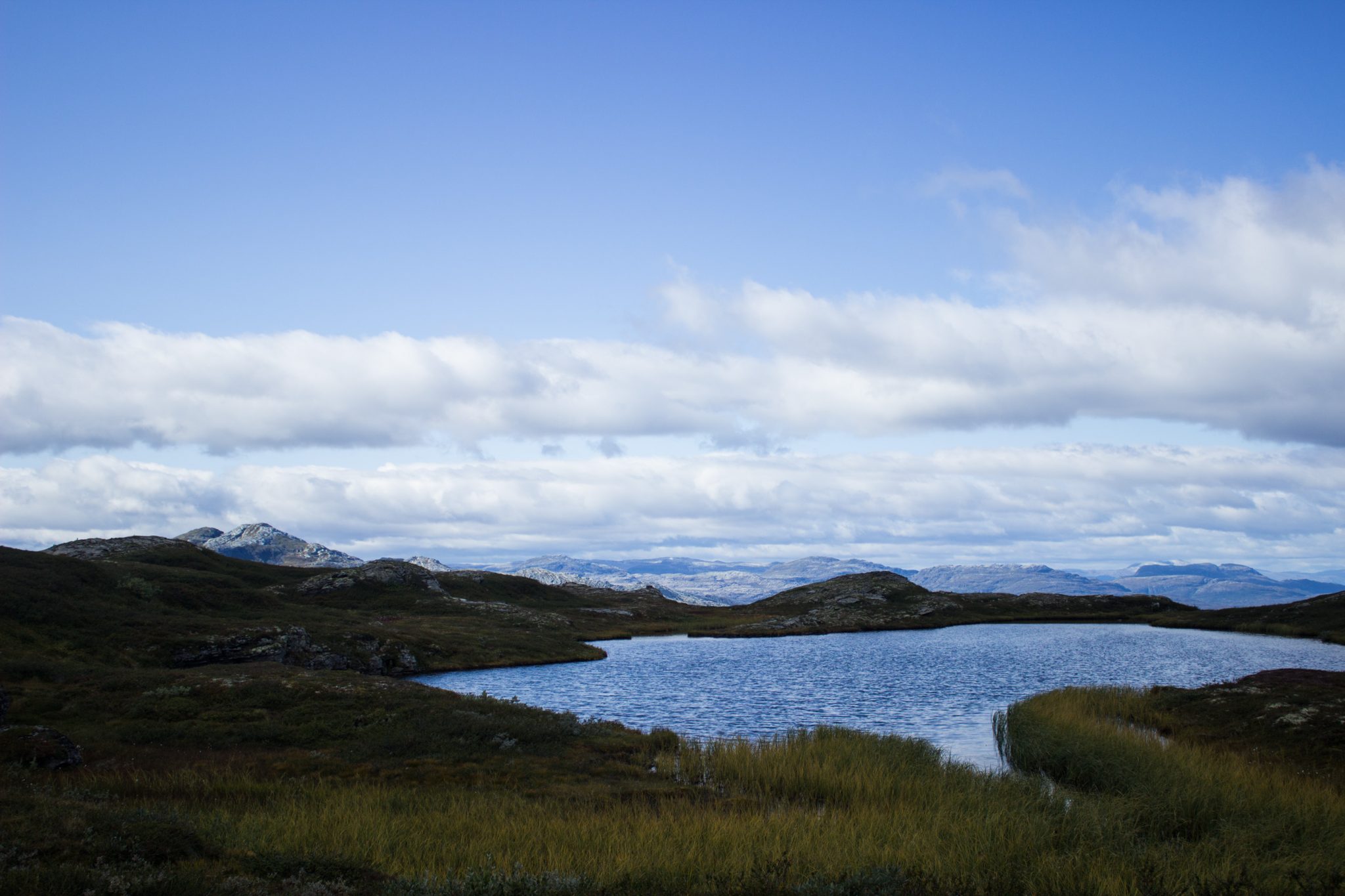Wandern auf dem Dronningstien über die Monk Steps und den Aussichtspunkt Nosi, Start der Wanderung ist in Lofthus, Ausblick auf den Hardangerfjord während der Wanderung auf der Hardangervidda, kleiner See auf der Hardangervidda, sehr schönes Fjell