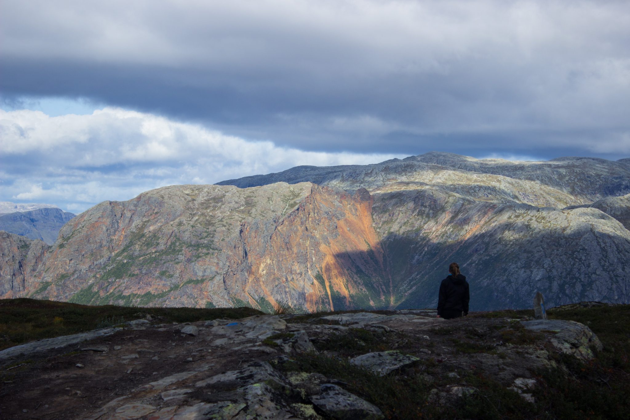 Wandern auf dem Dronningstien über die Monk Steps und den Aussichtspunkt Nosi, Start der Wanderung ist in Lofthus, Ausblick auf den Hardangerfjord während der Wanderung auf der Hardangervidda, Aussicht genießen vom Plateaufjell Hardangervidda