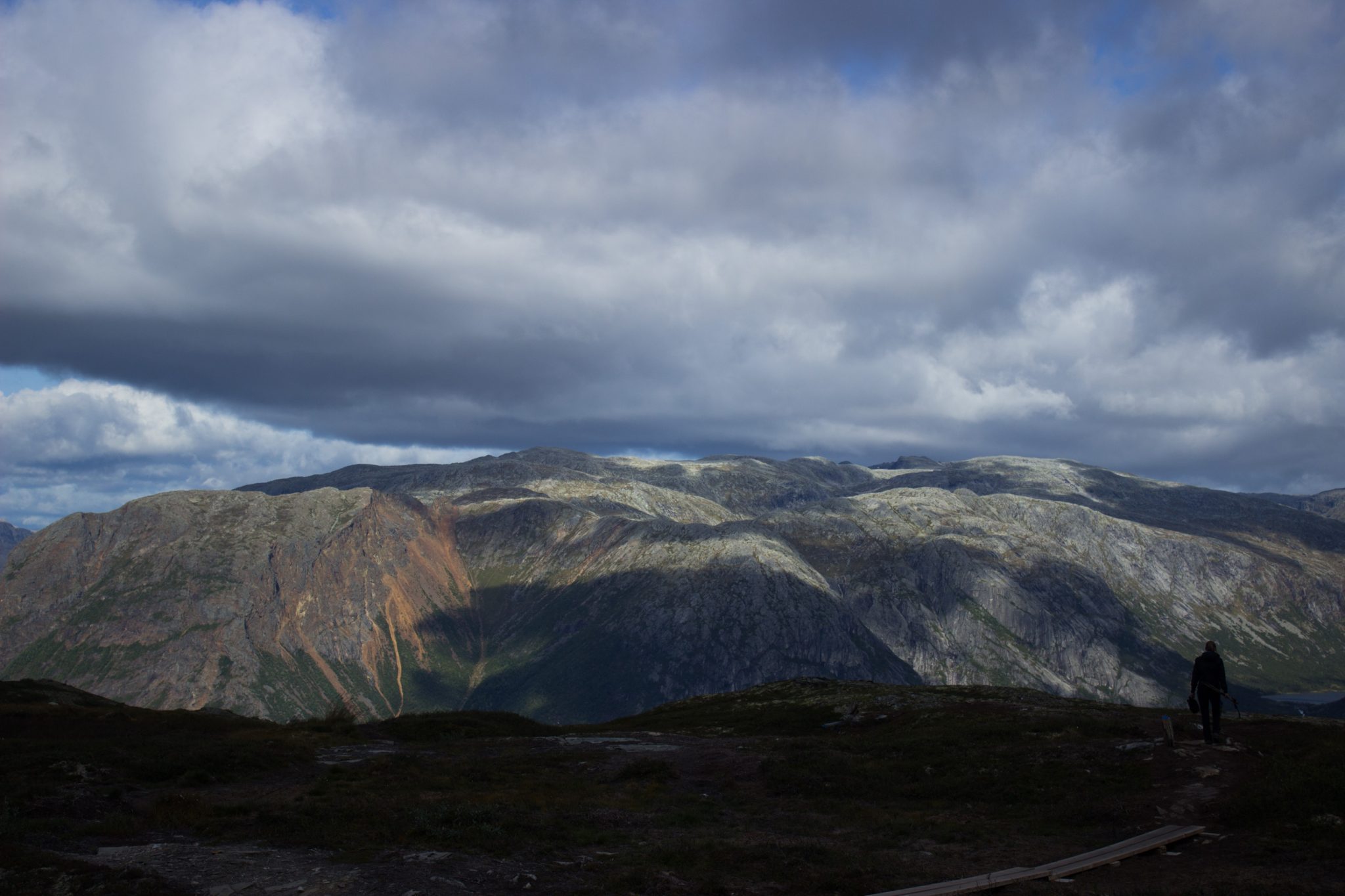 Wandern auf dem Dronningstien über die Monk Steps und den Aussichtspunkt Nosi, Start der Wanderung ist in Lofthus, Ausblick auf den Hardangerfjord während der Wanderung auf der Hardangervidda, Aussicht genießen vom Plateaufjell Hardangervidda