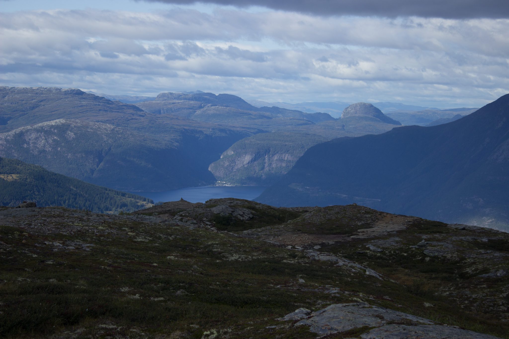 Wandern auf dem Dronningstien über die Monk Steps und den Aussichtspunkt Nosi, Start der Wanderung ist in Lofthus, Ausblick auf den Hardangerfjord während der Wanderung auf der Hardangervidda