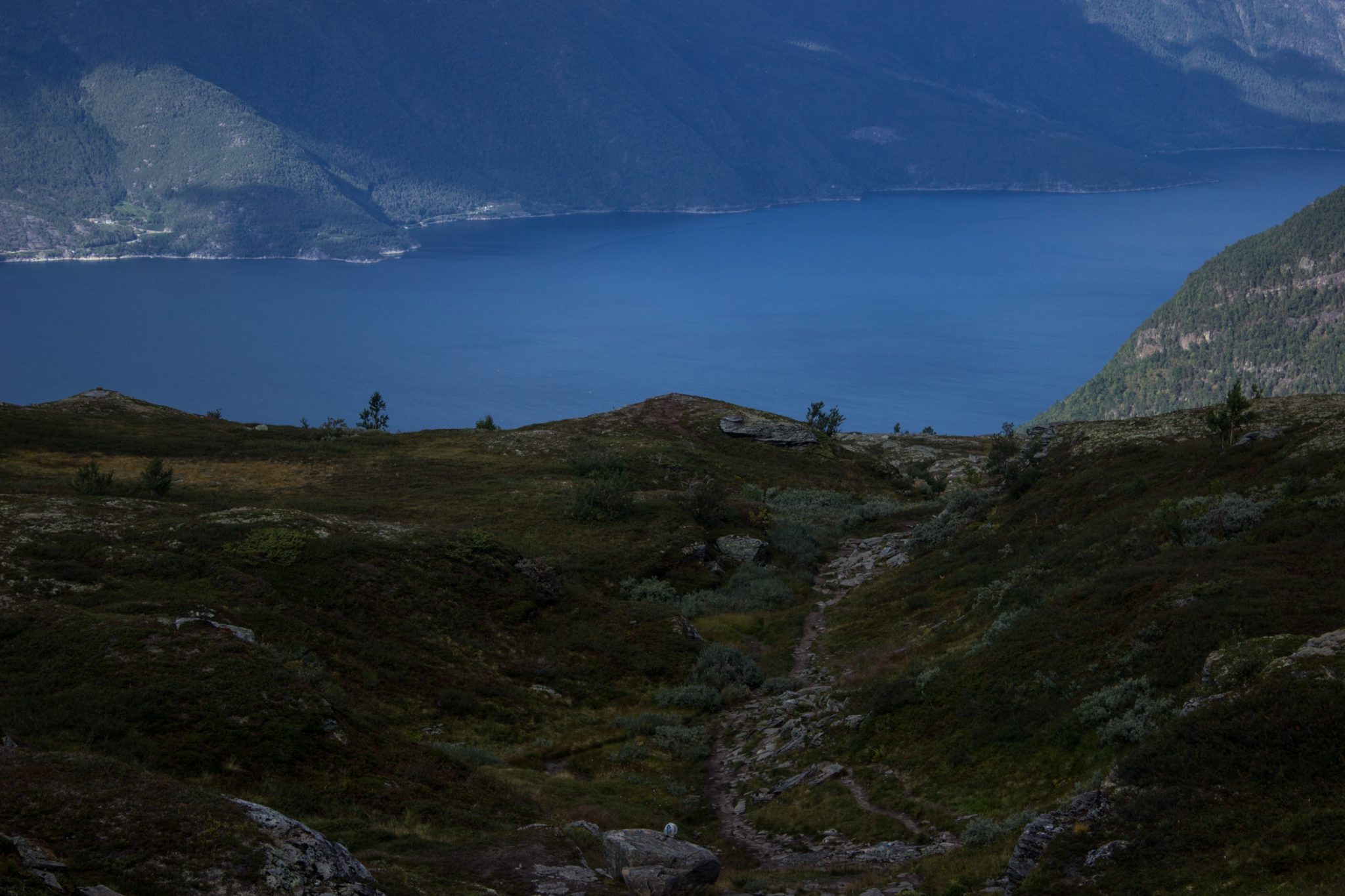 Wandern auf dem Dronningstien über die Monk Steps und den Aussichtspunkt Nosi, Start der Wanderung ist in Lofthus, Ausblick auf den Hardangerfjord während der Wanderung auf der Hardangervidda, Aussicht genießen vom Plateaufjell Hardangervidda