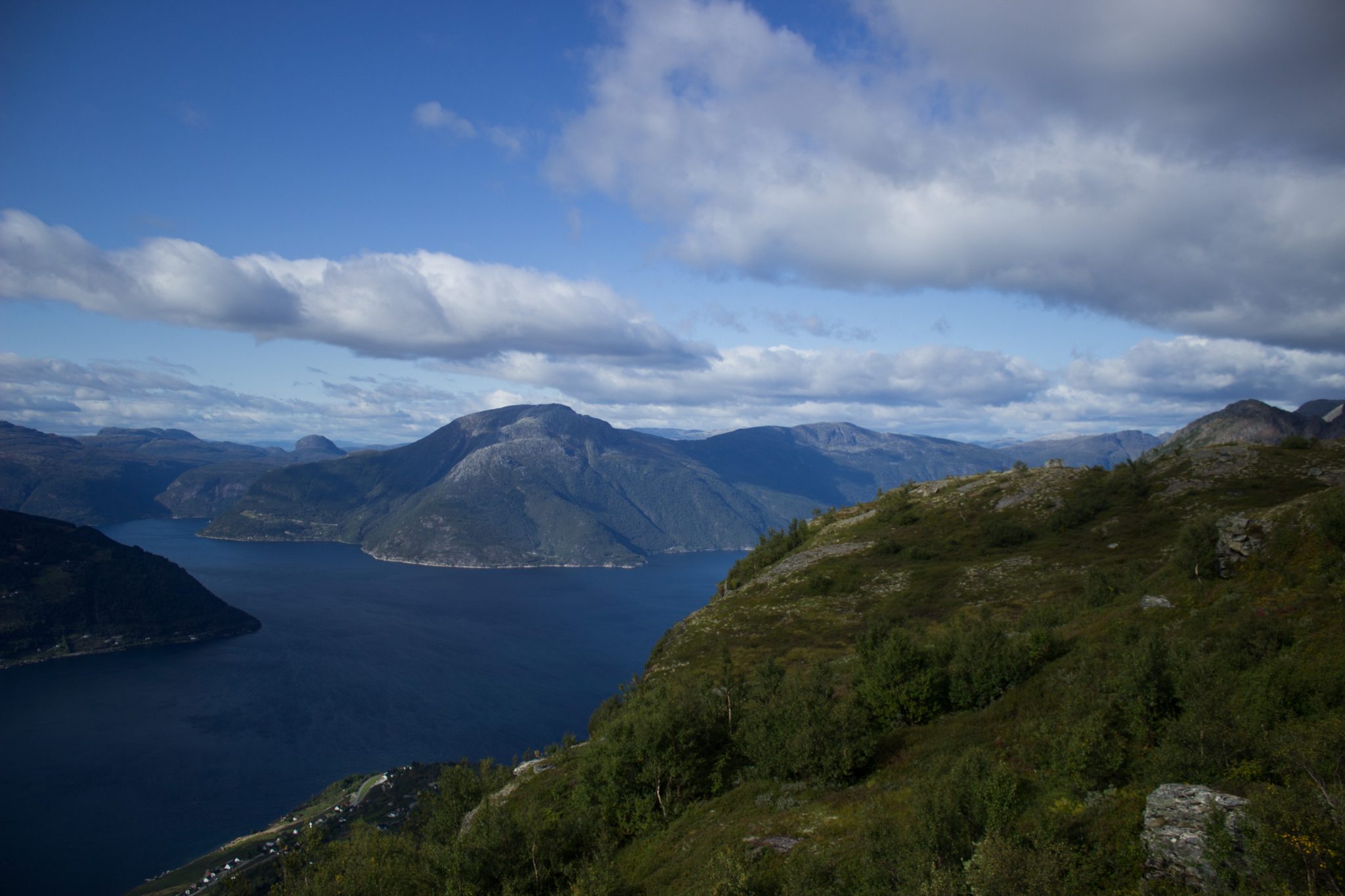 Wandern auf dem Dronningstien über die Monk Steps und den Aussichtspunkt Nosi, Start der Wanderung ist in Lofthus, Ausblick auf den Hardangerfjord während der Wanderung auf der Hardangervidda, Aussicht genießen vom Plateaufjell Hardangervidda