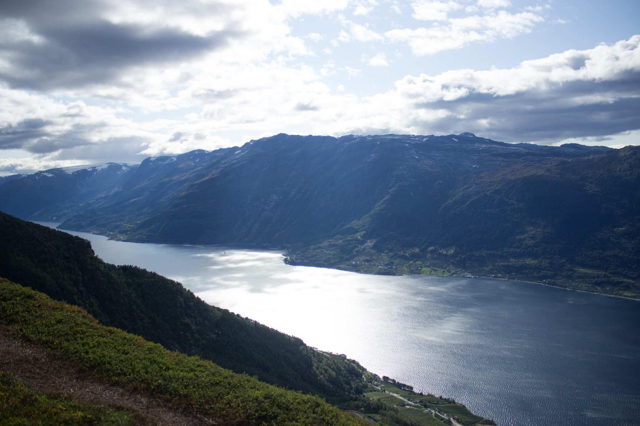 Wandern auf dem Dronningstien über die Monk Steps und den Aussichtspunkt Nosi, Start der Wanderung ist in Lofthus, Ausblick auf den Hardangerfjord während der Wanderung auf der Hardangervidda, Aussicht genießen vom Plateaufjell Hardangervidda
