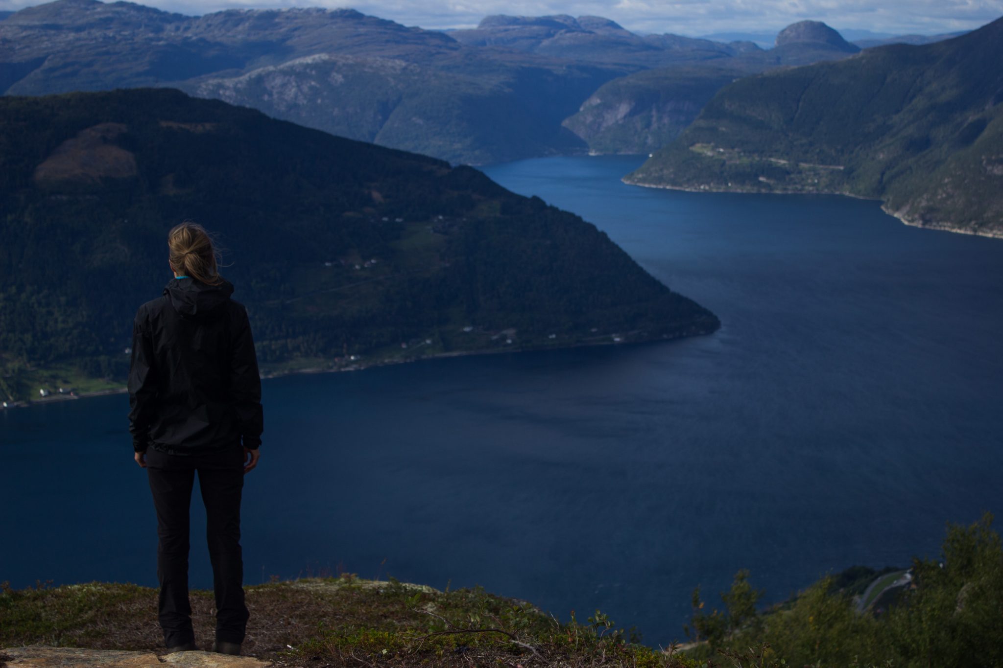 Wandern auf dem Dronningstien über die Monk Steps und den Aussichtspunkt Nosi, Start der Wanderung ist in Lofthus, Ausblick auf den Hardangerfjord während der Wanderung auf der Hardangervidda, Aussicht genießen vom Plateaufjell Hardangervidda