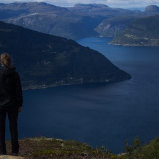 Wandern auf dem Dronningstien über die Monk Steps und den Aussichtspunkt Nosi, Start der Wanderung ist in Lofthus, Ausblick auf den Hardangerfjord während der Wanderung auf der Hardangervidda, Aussicht genießen vom Plateaufjell Hardangervidda
