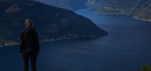 Wandern auf dem Dronningstien über die Monk Steps und den Aussichtspunkt Nosi, Start der Wanderung ist in Lofthus, Ausblick auf den Hardangerfjord während der Wanderung auf der Hardangervidda, Aussicht genießen vom Plateaufjell Hardangervidda