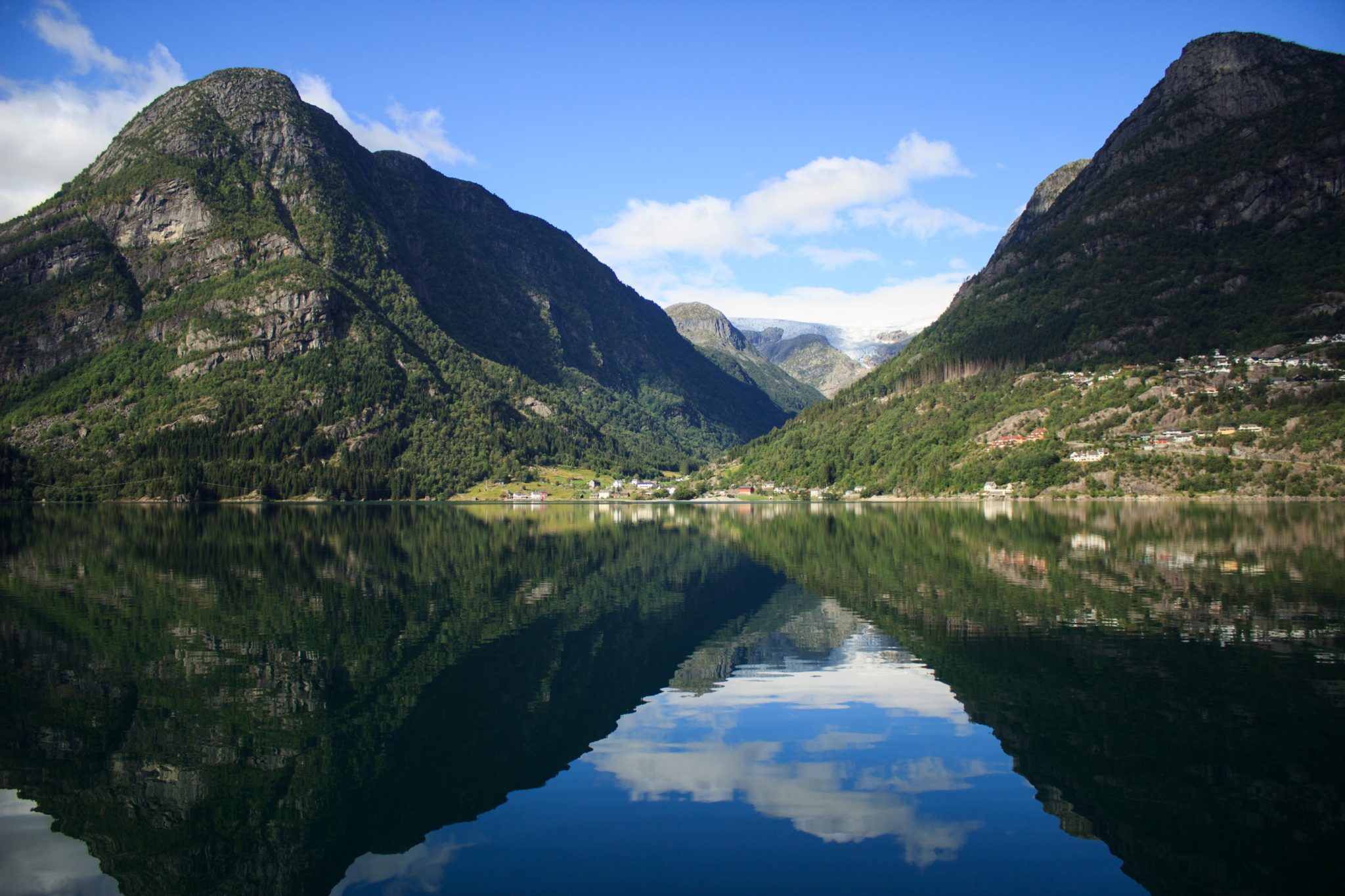 Wandern zum Buarbreen im Folgefonna Nationalpark, Wanderung in der Nähe von Odda mit Aussicht auf den Gletscher Buarbreen und Wasserfälle, Berge rund um den Gletscher spiegeln sich im Wasser
