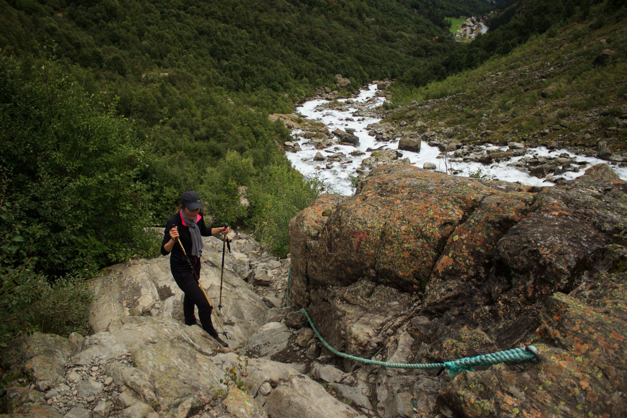 Wandern zum Buarbreen im Folgefonna Nationalpark, Wanderung in der Nähe von Odda mit Aussicht auf den Gletscher Buarbreen und Wasserfälle, Wanderer unterwegs auf teils steilem Wanderweg, teilweise gesichert mit Seilen