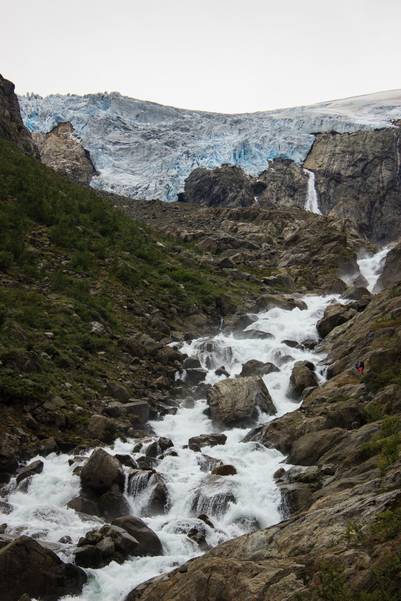 Wandern zum Buarbreen im Folgefonna Nationalpark, Wanderung in der Nähe von Odda mit Aussicht auf den Gletscher Buarbreen und Wasserfälle, Blick auf den Gletscher und den reißenden Fluss