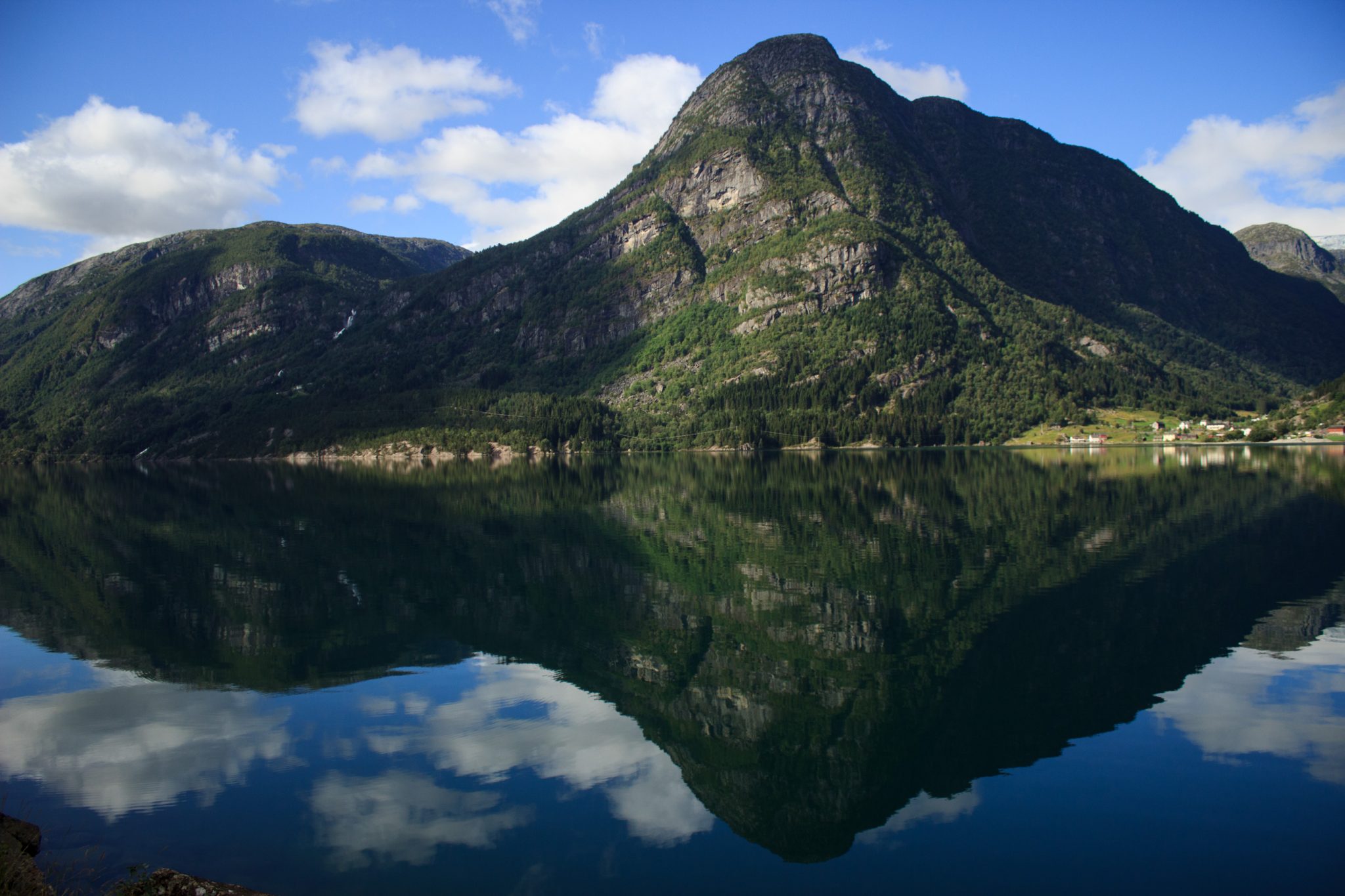 Wandern zum Buarbreen im Folgefonna Nationalpark, Wanderung in der Nähe von Odda mit Aussicht auf den Gletscher Buarbreen und Wasserfälle, Berge rund um den Gletscher spiegeln sich im Wasser