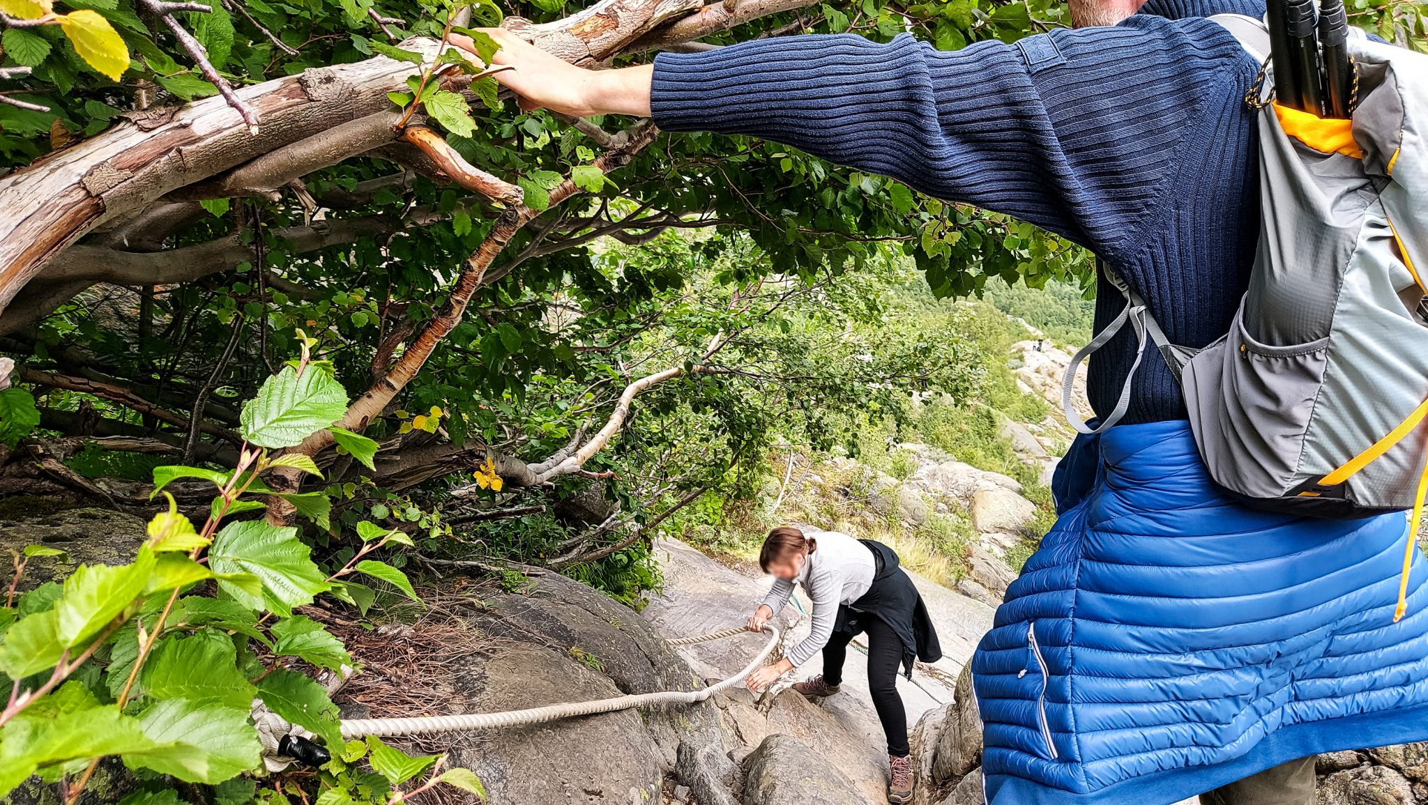 Wandern zum Buarbreen im Folgefonna Nationalpark, Wanderung in der Nähe von Odda mit Aussicht auf den Gletscher Buarbreen und Wasserfälle, Wanderer unterwegs auf teils steilem Wanderweg, teilweise gesichert mit Seilen