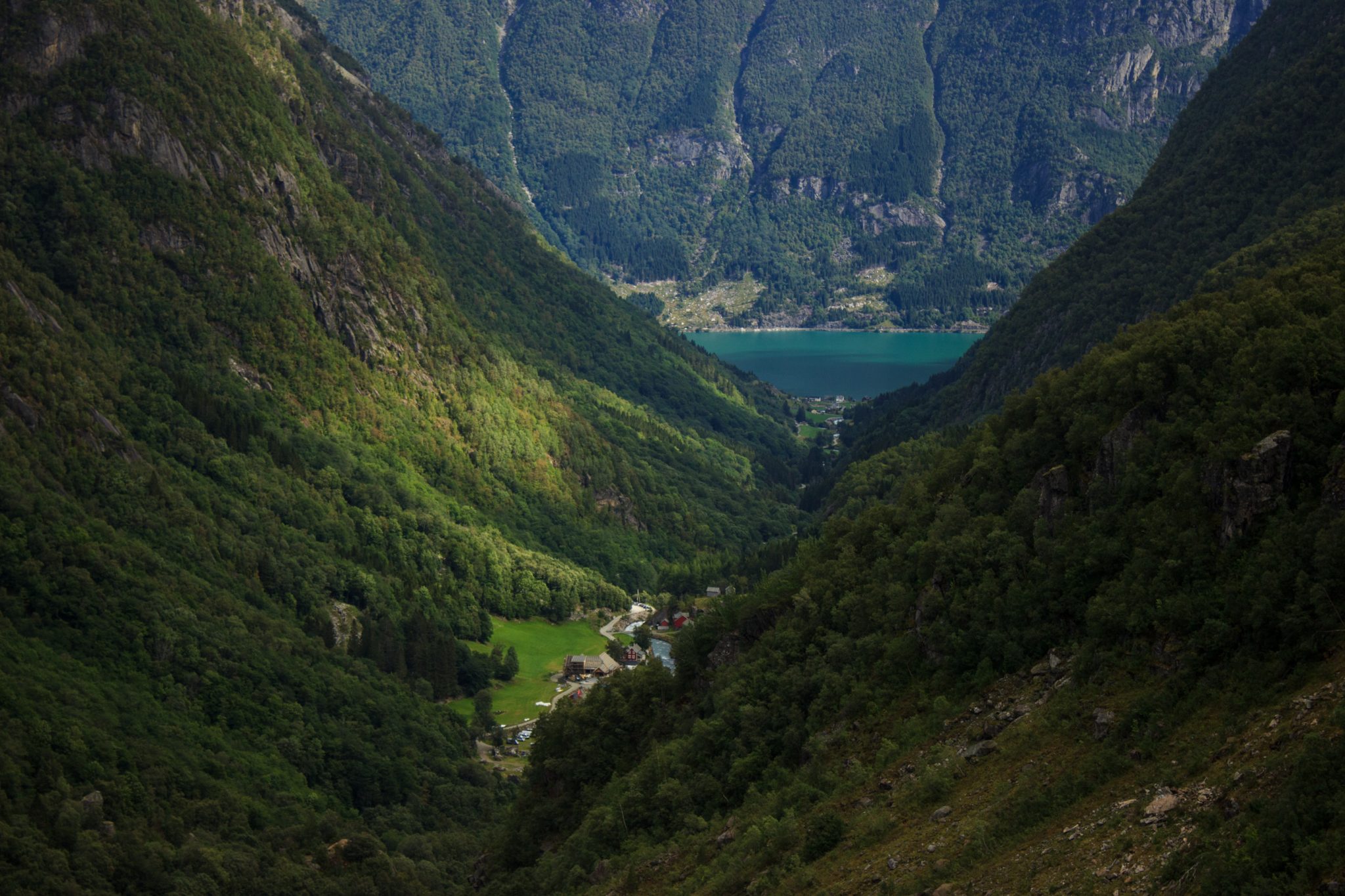 Wandern zum Buarbreen im Folgefonna Nationalpark, Wanderung in der Nähe von Odda mit Aussicht auf den Gletscher Buarbreen und Wasserfälle, Aussicht auf die Berge und die umliegenden Wälder auf der gegenüberliegenden Seite vom Gletscher Bondusbreen
