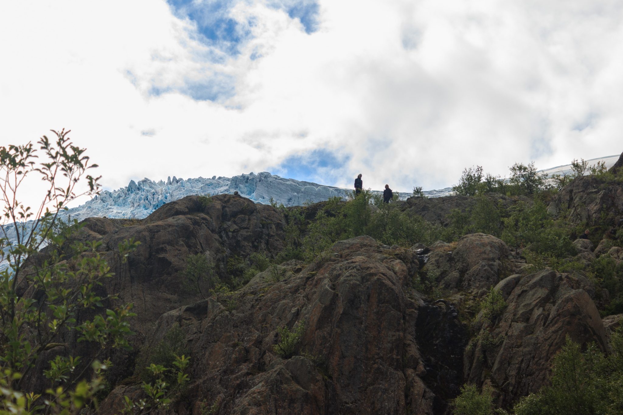 Wandern zum Buarbreen im Folgefonna Nationalpark, Wanderung in der Nähe von Odda mit Aussicht auf den Gletscher Buarbreen und Wasserfälle, Blick auf den Gletscher und die umliegenden Felsen