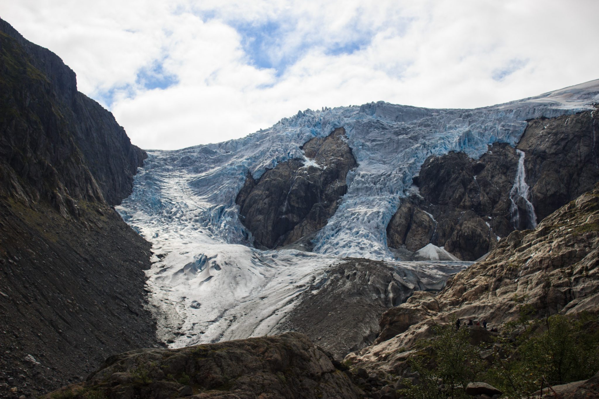 Wandern zum Buarbreen im Folgefonna Nationalpark, Wanderung in der Nähe von Odda mit Aussicht auf den Gletscher Buarbreen und Wasserfälle, Blick auf den Gletscher und die umliegenden Berge