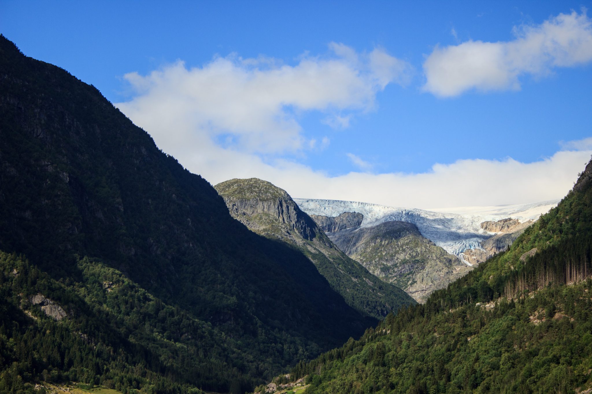 Wandern zum Buarbreen im Folgefonna Nationalpark, Wanderung in der Nähe von Odda mit Aussicht auf den Gletscher Buarbreen und Wasserfälle, Blick auf den Gletscher und die umliegenden Berge mit Wald