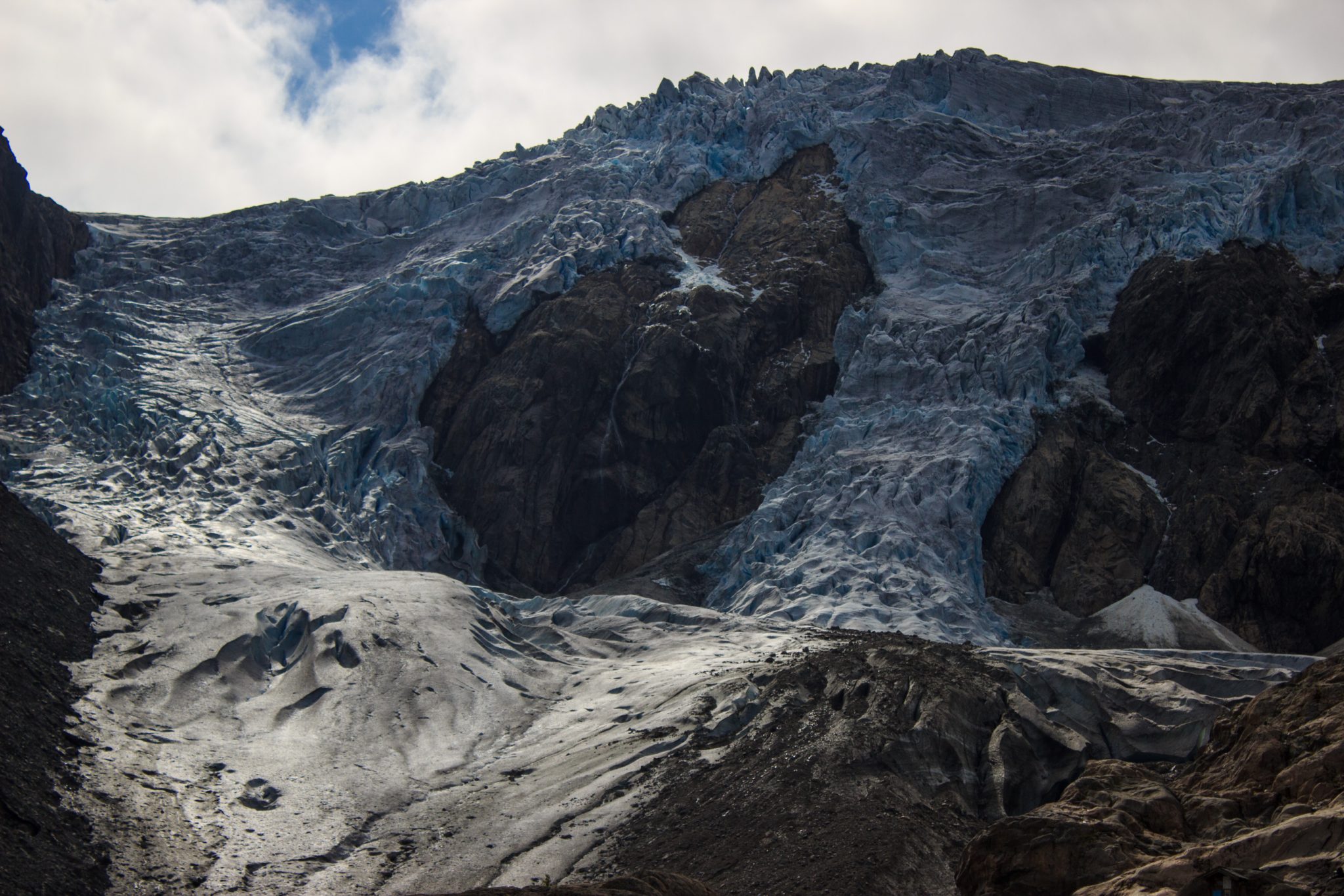 Wandern zum Buarbreen im Folgefonna Nationalpark, Wanderung in der Nähe von Odda mit Aussicht auf den Gletscher Buarbreen und Wasserfälle, Blick auf den Gletscher Buarbreen