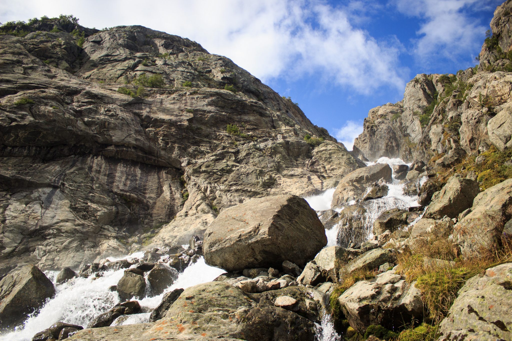 Wandern zum Buarbreen im Folgefonna Nationalpark, Wanderung in der Nähe von Odda mit Aussicht auf den Gletscher Buarbreen und Wasserfälle, Blick auf den strömenden Fluss und große umliegende Gesteinsformationen