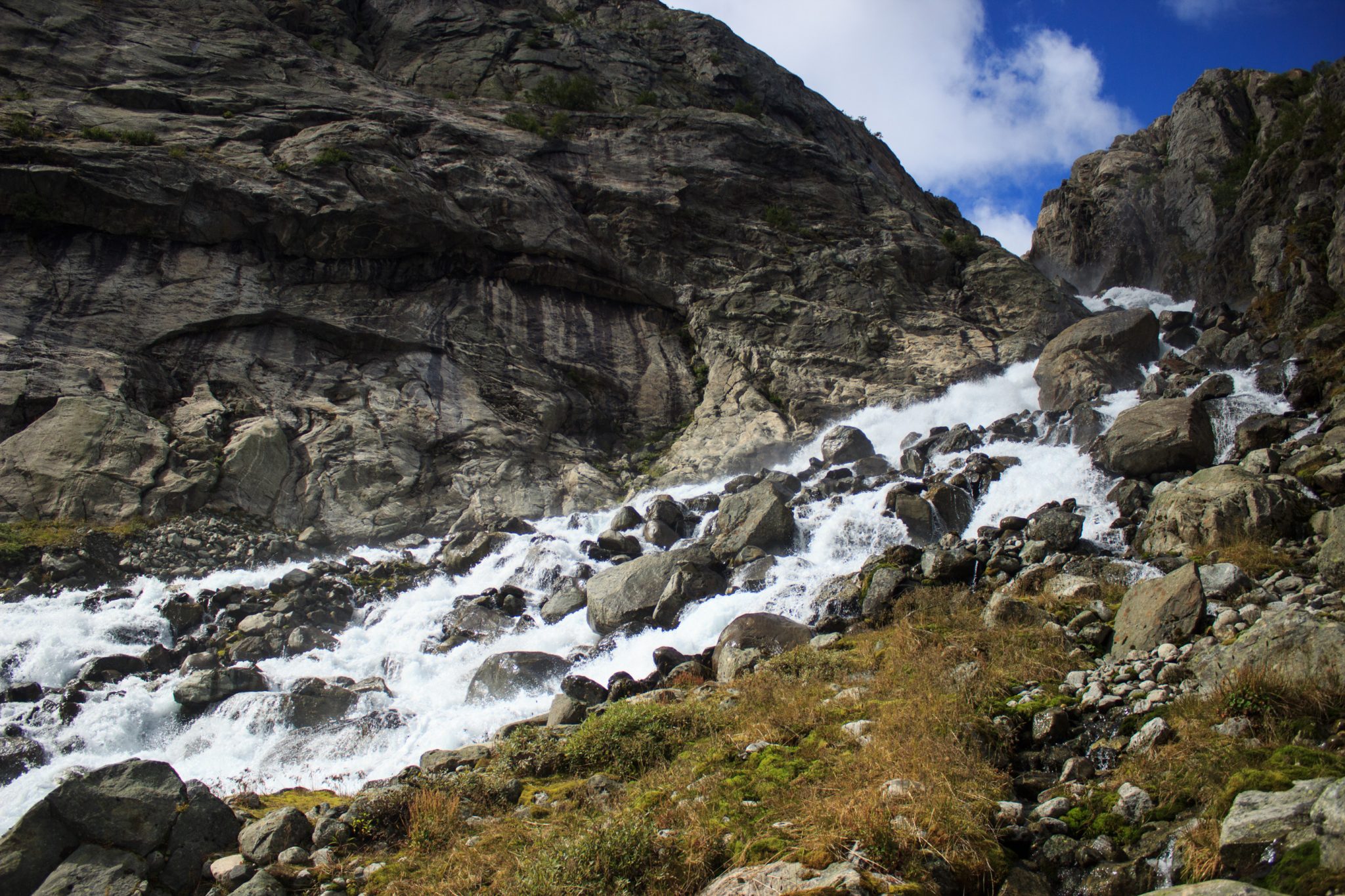 Wandern zum Buarbreen im Folgefonna Nationalpark, Wanderung in der Nähe von Odda mit Aussicht auf den Gletscher Buarbreen und Wasserfälle, Blick auf den strömenden Fluss und große umliegende Gesteinsformationen