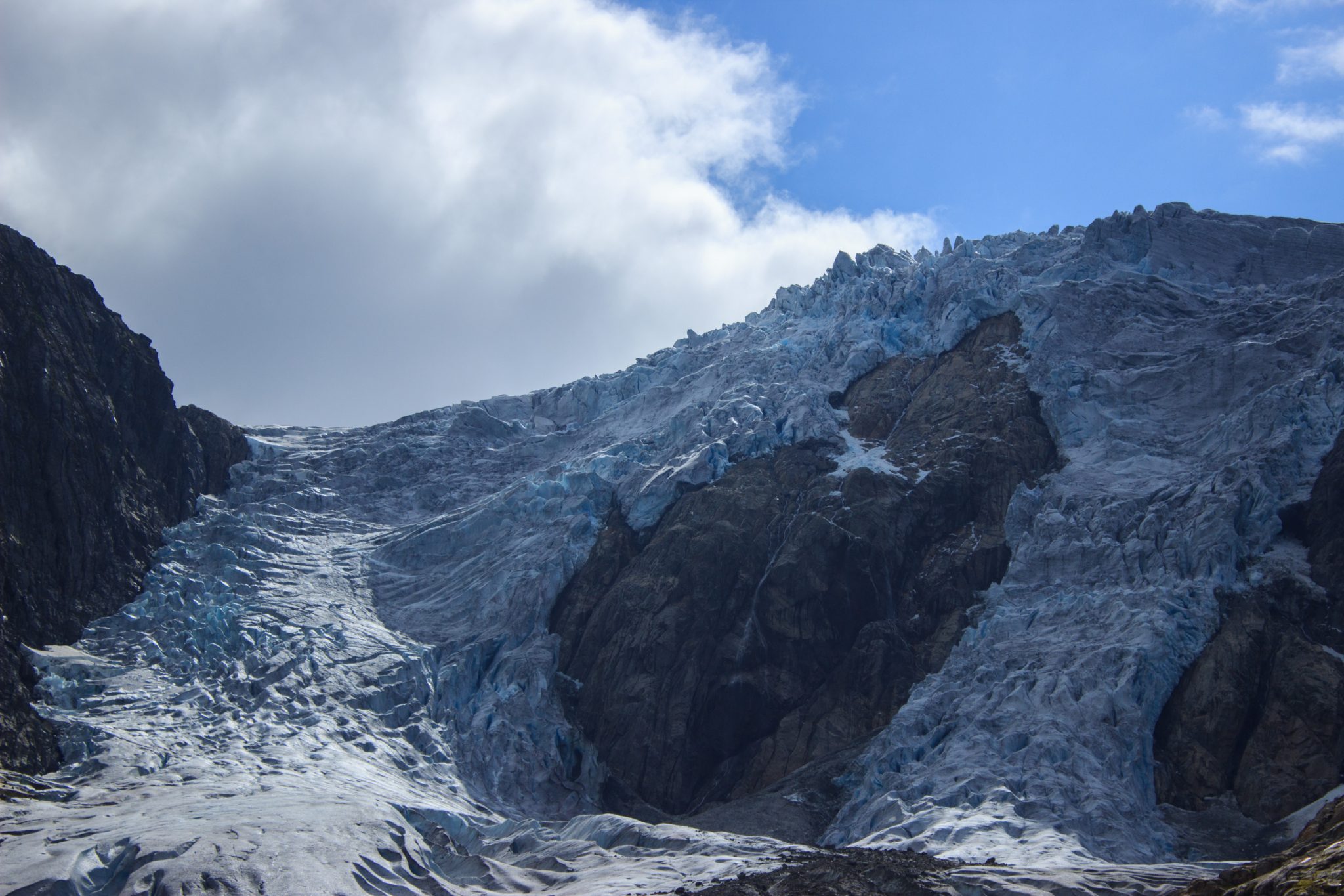 Wandern zum Buarbreen im Folgefonna Nationalpark, Wanderung in der Nähe von Odda mit Aussicht auf den Gletscher Buarbreen und Wasserfälle, Blick auf den Gletscher Buarbreen