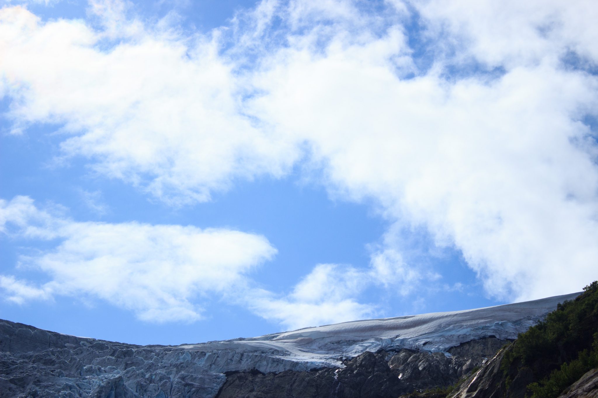Wandern zum Buarbreen im Folgefonna Nationalpark, Wanderung in der Nähe von Odda mit Aussicht auf den Gletscher Buarbreen und Wasserfälle, Blick auf den Gletscher Buarbreen