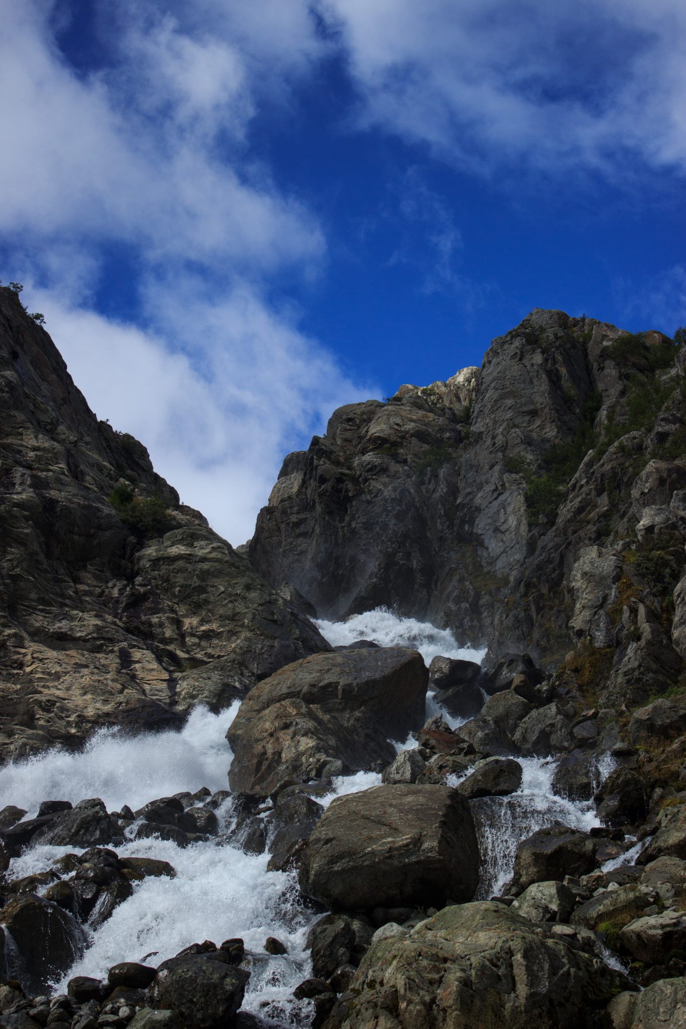 Wandern zum Buarbreen im Folgefonna Nationalpark, Wanderung in der Nähe von Odda mit Aussicht auf den Gletscher Buarbreen und Wasserfälle, Blick auf den strömenden Fluss und große umliegende Gesteinsformationen