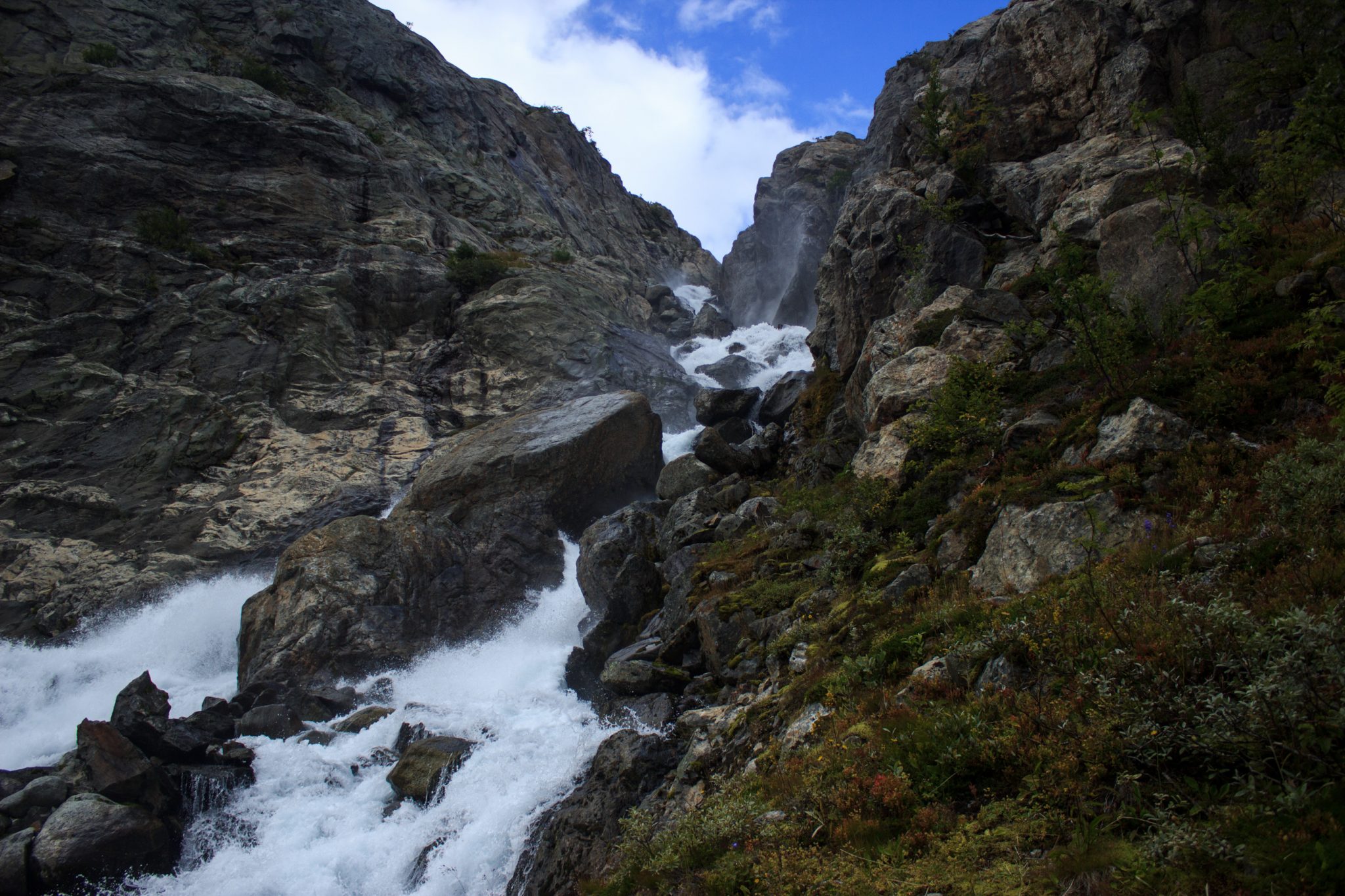 Wandern zum Buarbreen im Folgefonna Nationalpark, Wanderung in der Nähe von Odda mit Aussicht auf den Gletscher Buarbreen und Wasserfälle, Blick auf den strömenden Fluss und große umliegende Gesteinsformationen