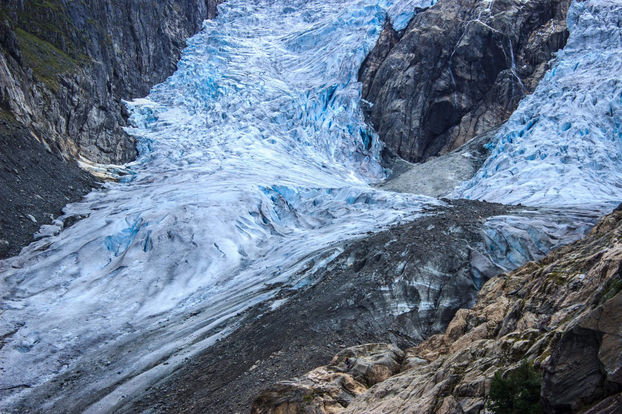 Wandern zum Buarbreen im Folgefonna Nationalpark, Wanderung in der Nähe von Odda mit Aussicht auf den Gletscher Buarbreen und Wasserfälle, Blick auf den Gletscher Buarbreen