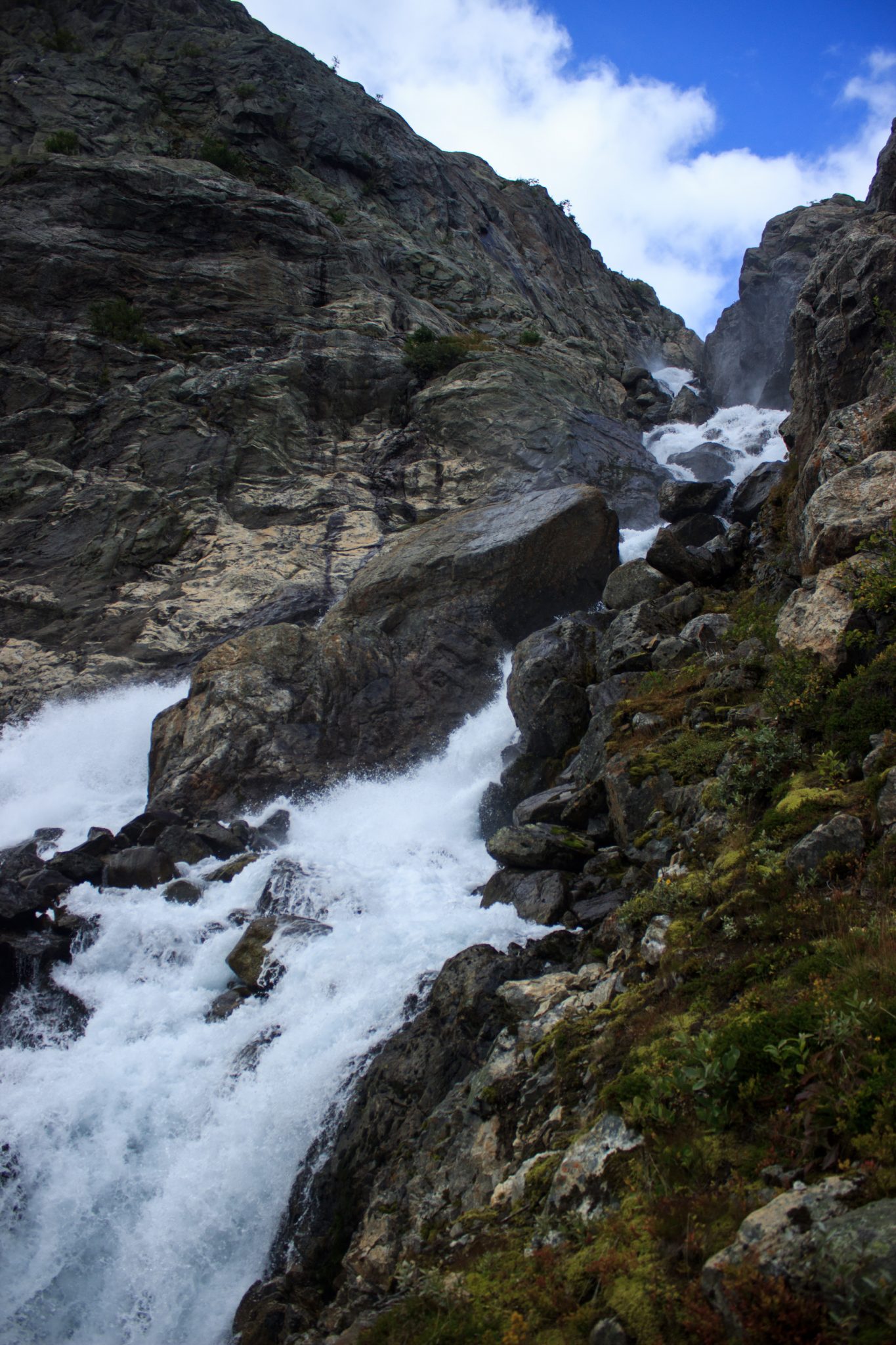 Wandern zum Buarbreen im Folgefonna Nationalpark, Wanderung in der Nähe von Odda mit Aussicht auf den Gletscher Buarbreen und Wasserfälle, Blick auf den strömenden Fluss und große umliegende Gesteinsformationen