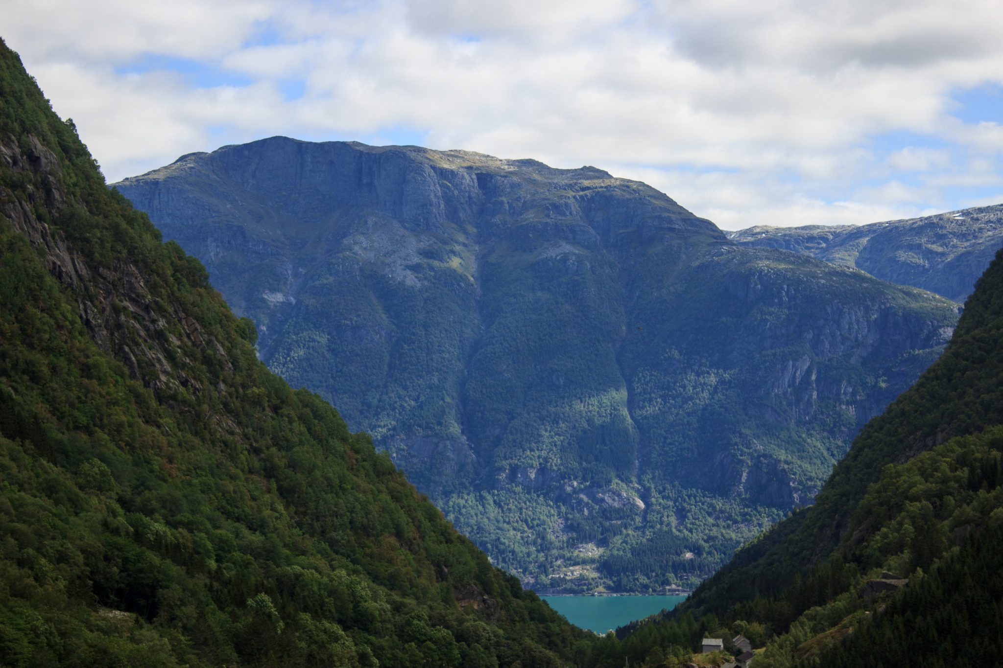 Wandern zum Buarbreen im Folgefonna Nationalpark, Wanderung in der Nähe von Odda mit Aussicht auf den Gletscher Buarbreen und Wasserfälle, Aussicht auf die Berge auf der gegenüberliegenden Seite vom Gletscher Bondusbreen