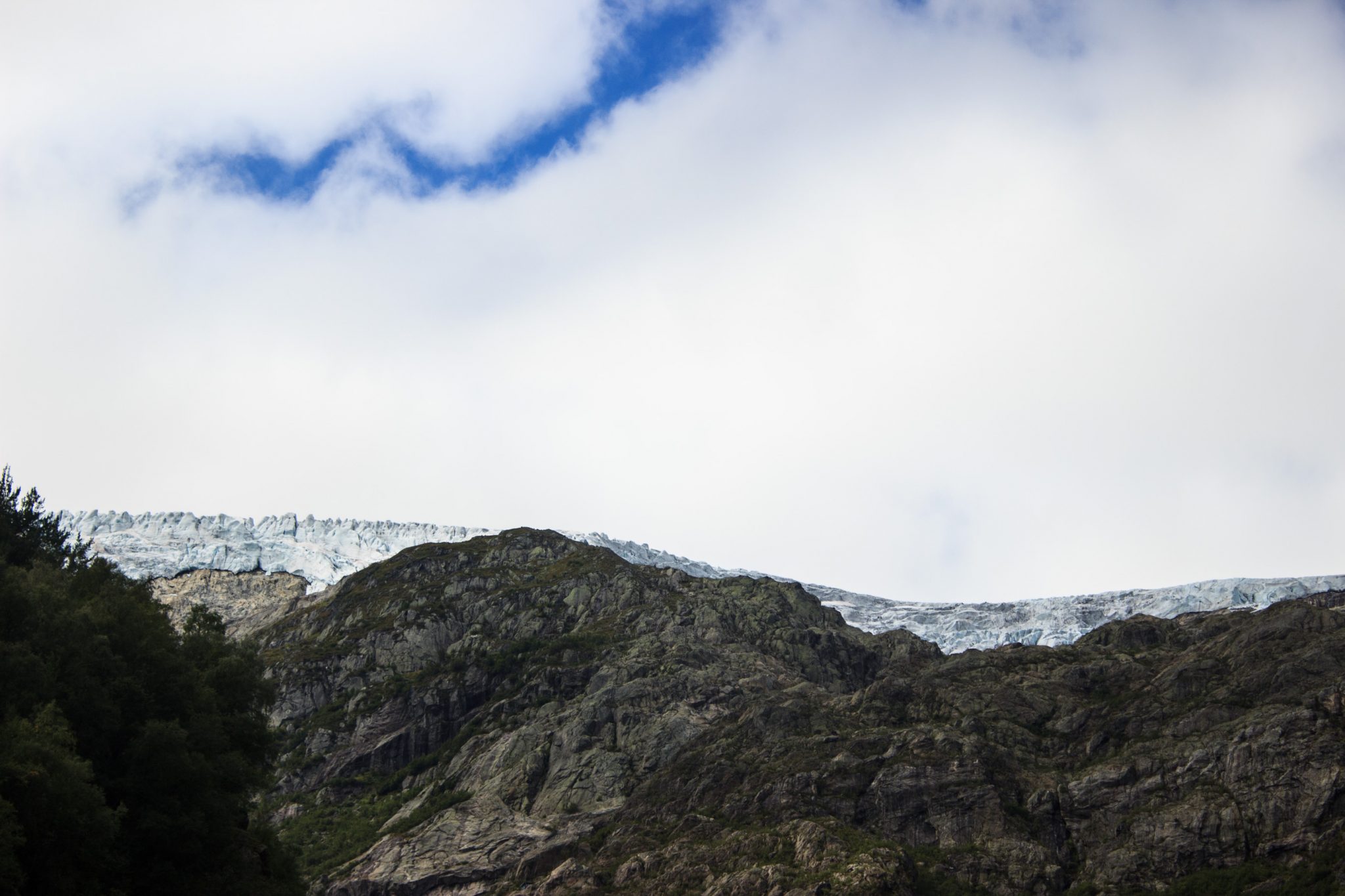 Wandern zum Buarbreen im Folgefonna Nationalpark, Wanderung in der Nähe von Odda mit Aussicht auf den Gletscher Buarbreen und Wasserfälle, Blick auf den Gletscher und die umliegenden Berge