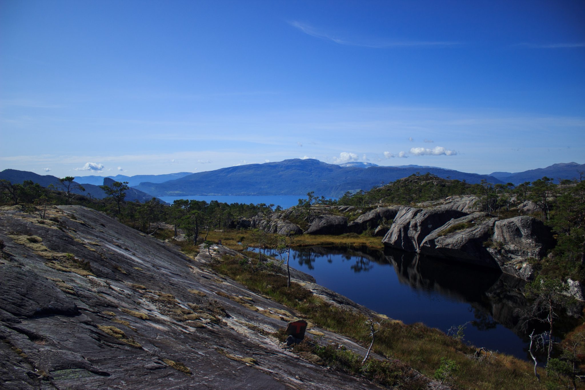 Wanderung beim Hardangerfjord auf den Haugsvarden, Start beim Rastplatz Hereiane zwischen Jondal und Herand an der Straße 550, sehr steiler Anstieg über große, glatte Felsen, fast die ganze Zeit schöne Aussicht auf den Fjord, bei Regen nicht empfehlenswert