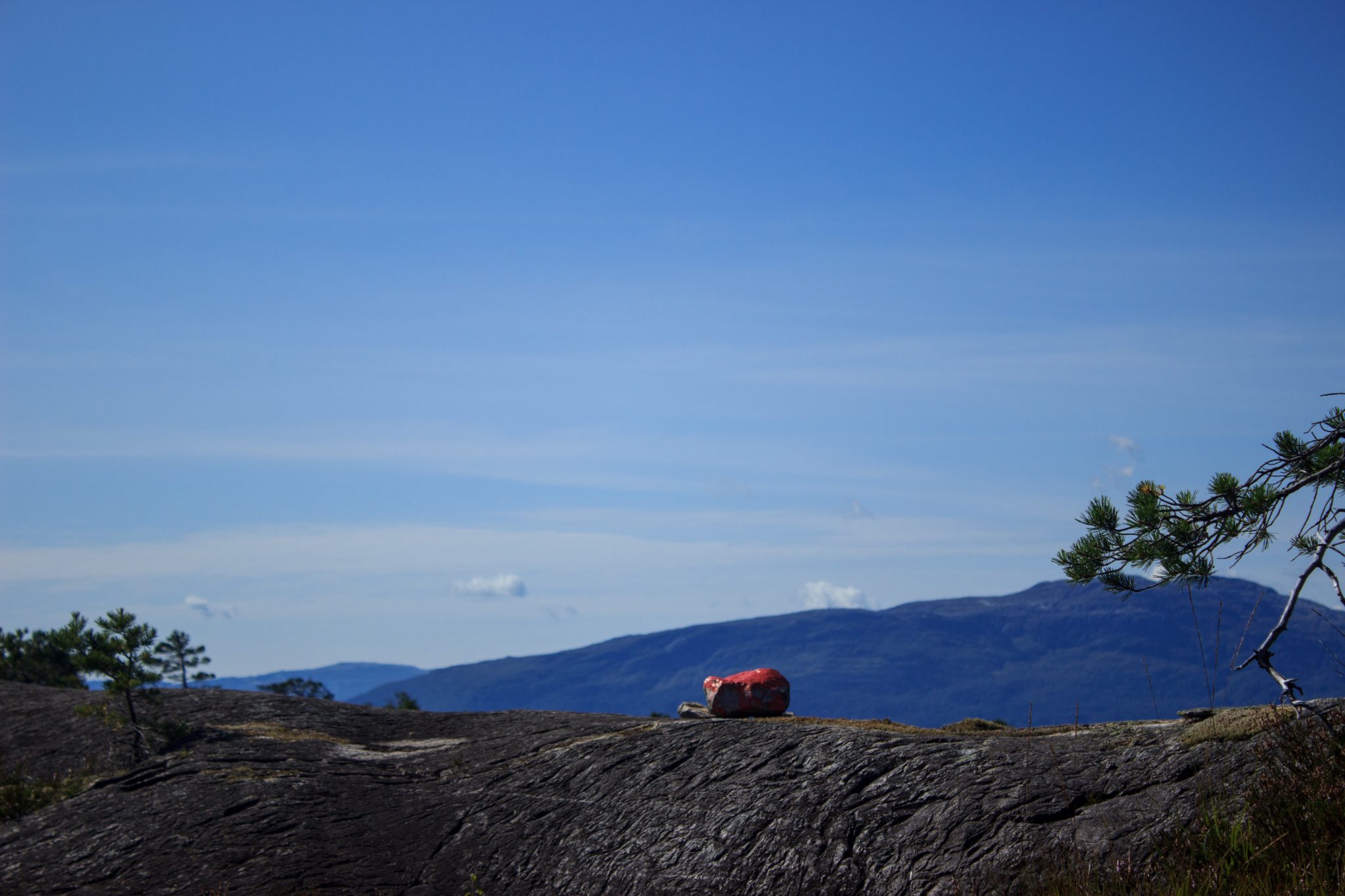 Wanderung beim Hardangerfjord auf den Haugsvarden, Start beim Rastplatz Hereiane zwischen Jondal und Herand an der Straße 550, sehr steiler Anstieg über große, glatte Felsen, fast die ganze Zeit schöne Aussicht auf den Fjord, bei Regen nicht empfehlenswert