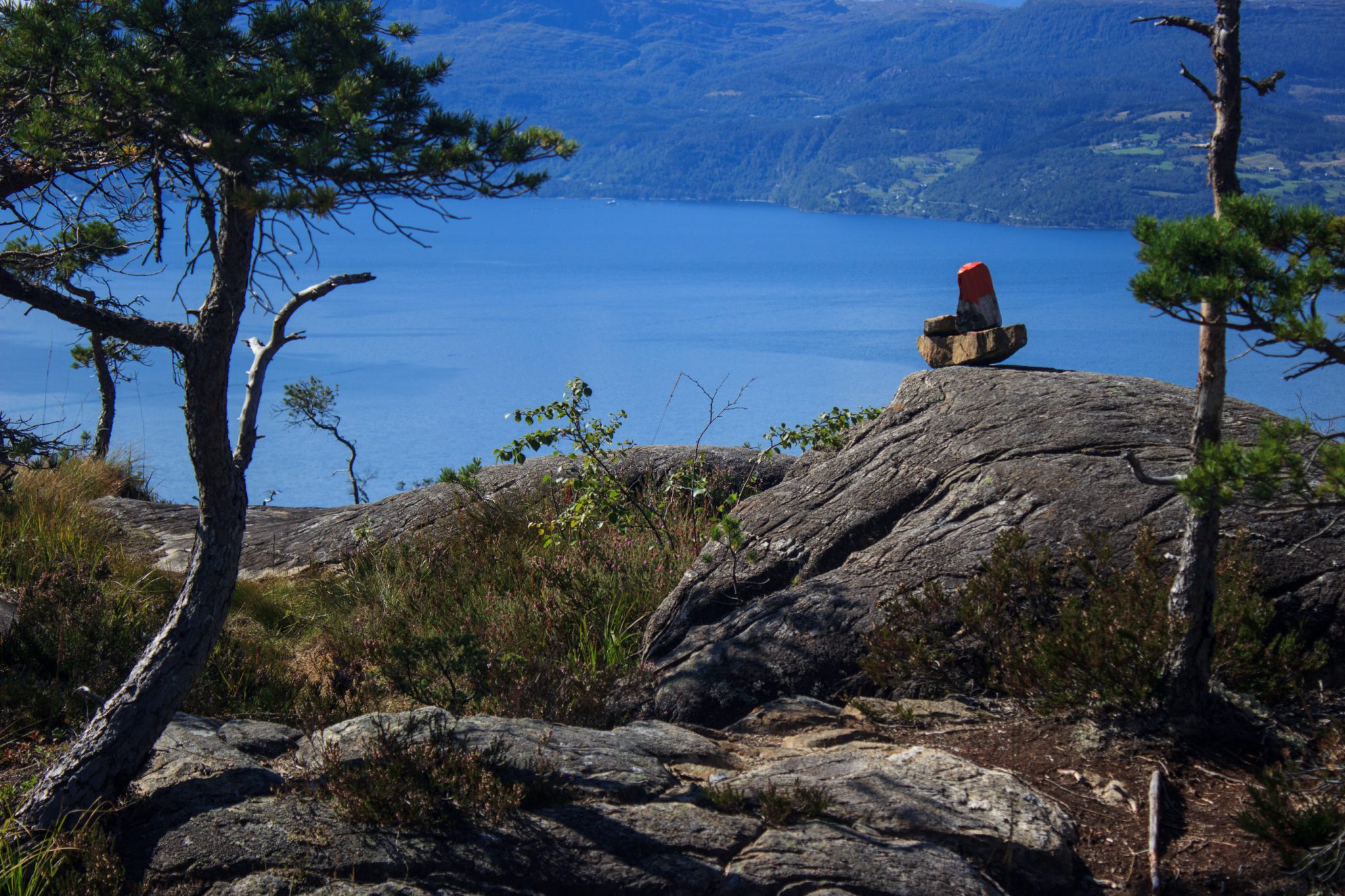 Wanderung beim Hardangerfjord auf den Haugsvarden, Start beim Rastplatz Hereiane zwischen Jondal und Herand an der Straße 550, sehr steiler Anstieg über große, glatte Felsen, fast die ganze Zeit schöne Aussicht auf den Fjord, bei Regen nicht empfehlenswert