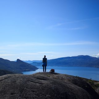 Wanderung beim Hardangerfjord auf den Haugsvarden, Start beim Rastplatz Hereiane zwischen Jondal und Herand an der Straße 550, sehr steiler Anstieg über große, glatte Felsen, fast die ganze Zeit schöne Aussicht auf den Fjord, bei Regen nicht empfehlenswert