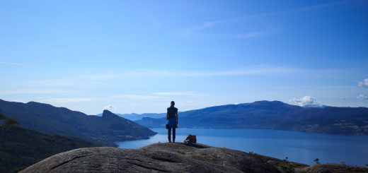 Wanderung beim Hardangerfjord auf den Haugsvarden, Start beim Rastplatz Hereiane zwischen Jondal und Herand an der Straße 550, sehr steiler Anstieg über große, glatte Felsen, fast die ganze Zeit schöne Aussicht auf den Fjord, bei Regen nicht empfehlenswert