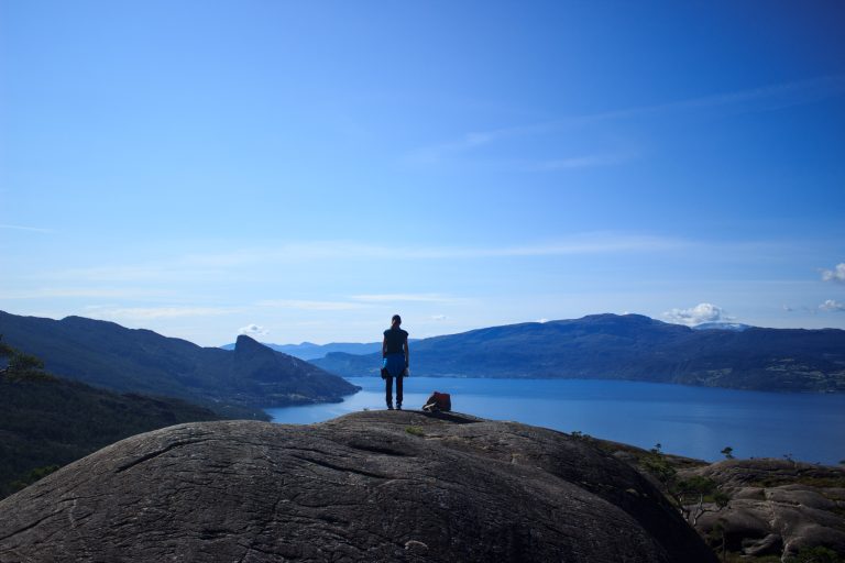 Wanderung beim Hardangerfjord auf den Haugsvarden, Start beim Rastplatz Hereiane zwischen Jondal und Herand an der Straße 550, sehr steiler Anstieg über große, glatte Felsen, fast die ganze Zeit schöne Aussicht auf den Fjord, bei Regen nicht empfehlenswert