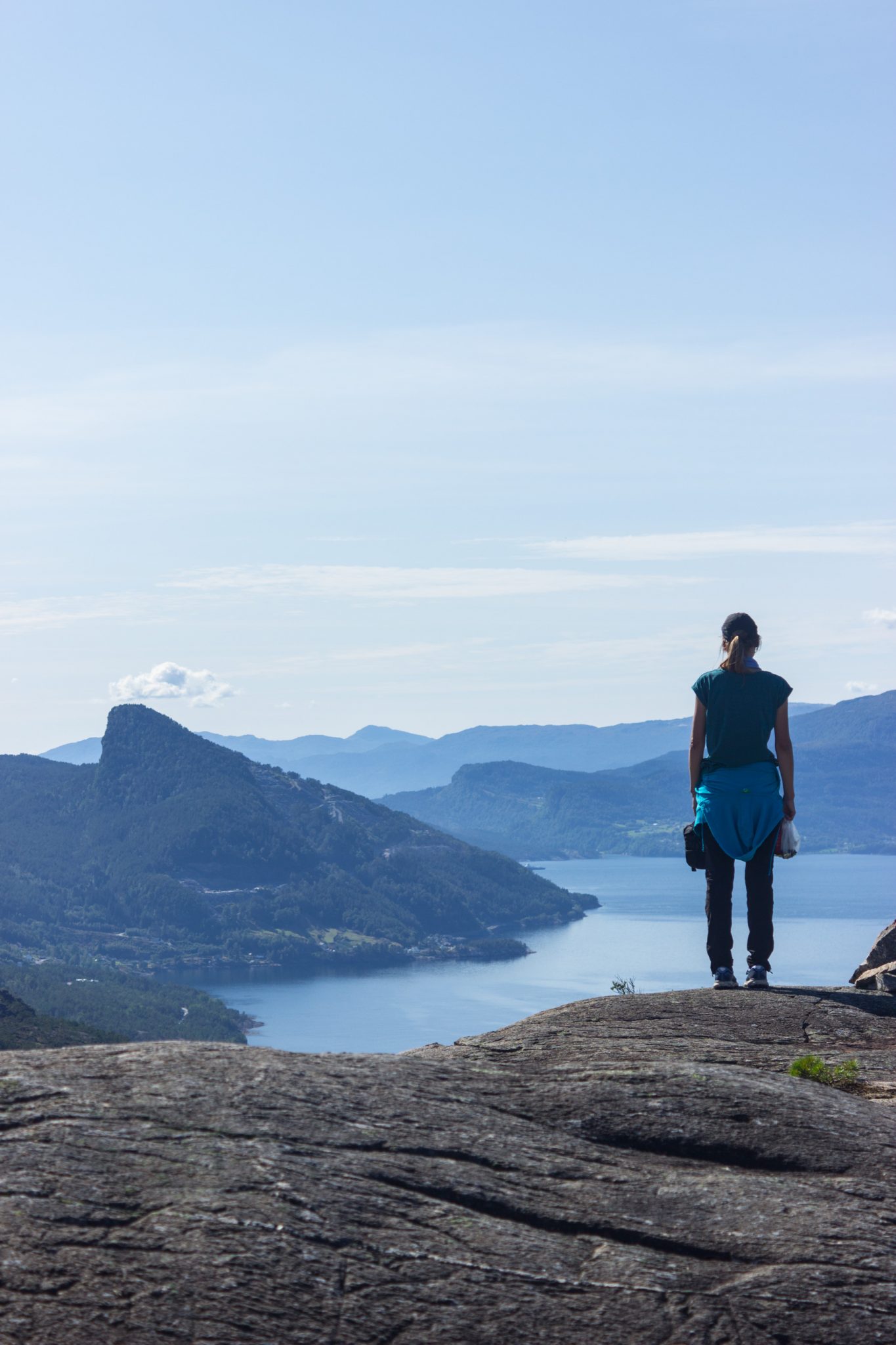 Wanderung beim Hardangerfjord auf den Haugsvarden, Start beim Rastplatz Hereiane zwischen Jondal und Herand an der Straße 550, sehr steiler Anstieg über große, glatte Felsen, fast die ganze Zeit schöne Aussicht auf den Fjord, bei Regen nicht empfehlenswert