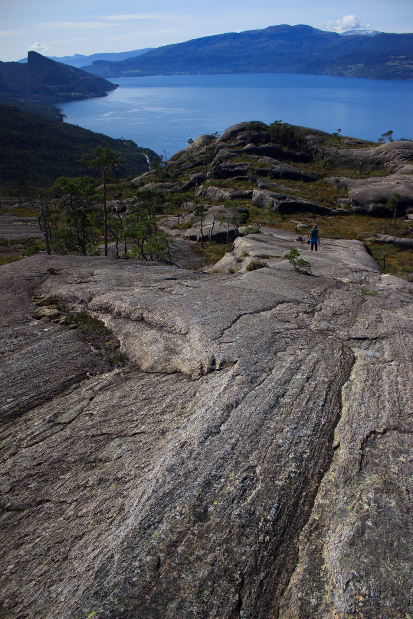 Wanderung beim Hardangerfjord auf den Haugsvarden, Start beim Rastplatz Hereiane zwischen Jondal und Herand an der Straße 550, sehr steiler Anstieg über große, glatte Felsen, fast die ganze Zeit schöne Aussicht auf den Fjord, bei Regen nicht empfehlenswert