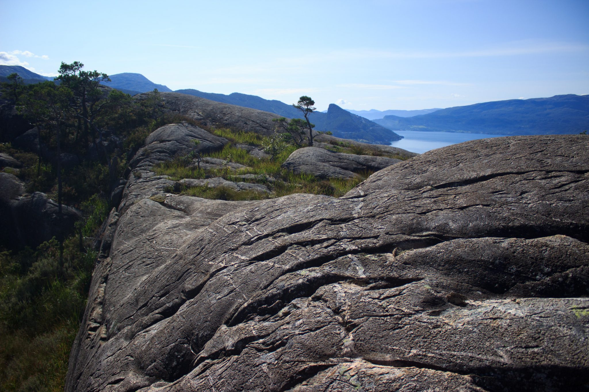 Wanderung beim Hardangerfjord auf den Haugsvarden, Start beim Rastplatz Hereiane zwischen Jondal und Herand an der Straße 550, sehr steiler Anstieg über große, glatte Felsen, fast die ganze Zeit schöne Aussicht auf den Fjord, bei Regen nicht empfehlenswert