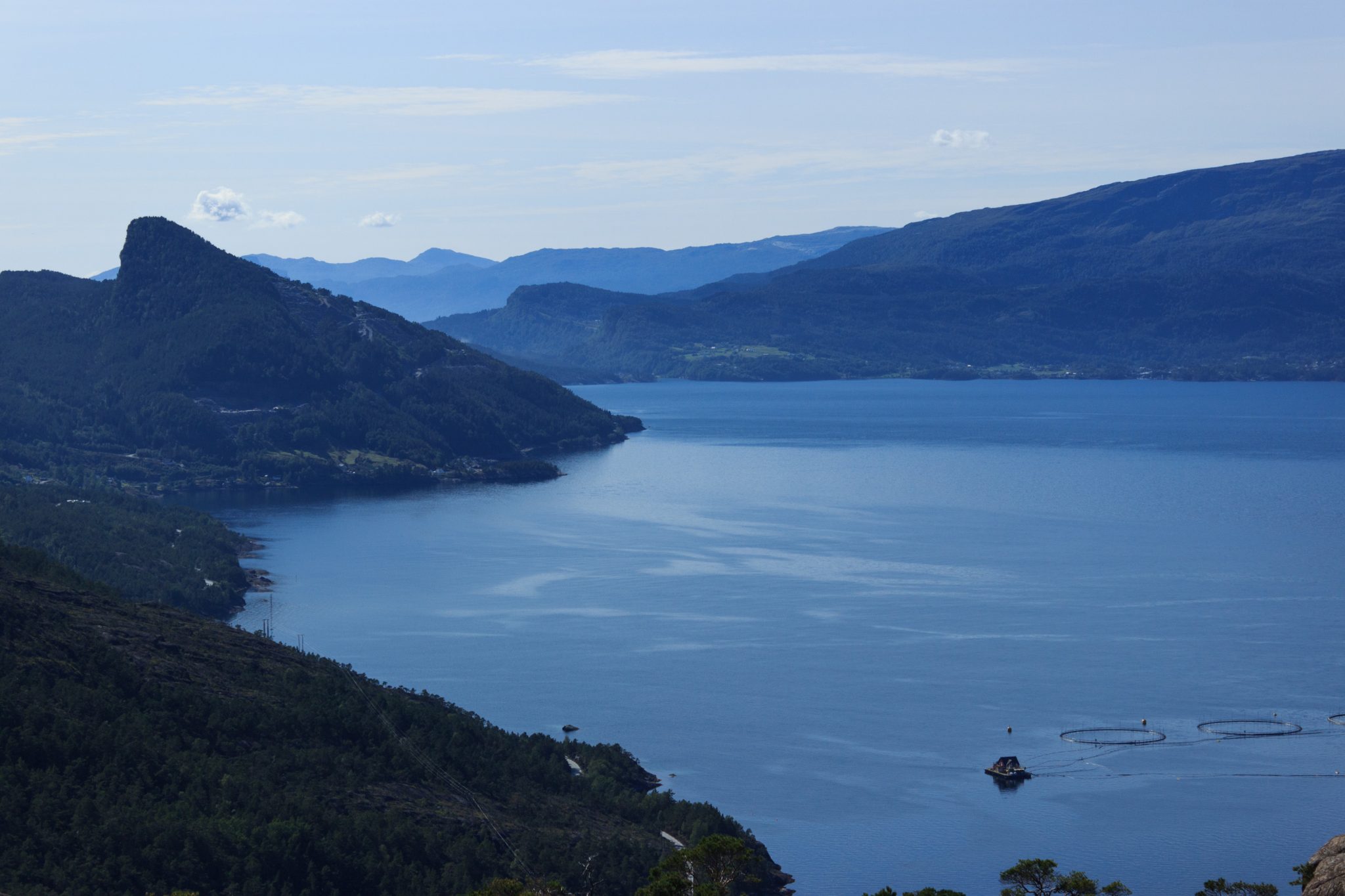 Wanderung beim Hardangerfjord auf den Haugsvarden, Start beim Rastplatz Hereiane zwischen Jondal und Herand an der Straße 550, sehr steiler Anstieg über große, glatte Felsen, fast die ganze Zeit schöne Aussicht auf den Fjord, bei Regen nicht empfehlenswert