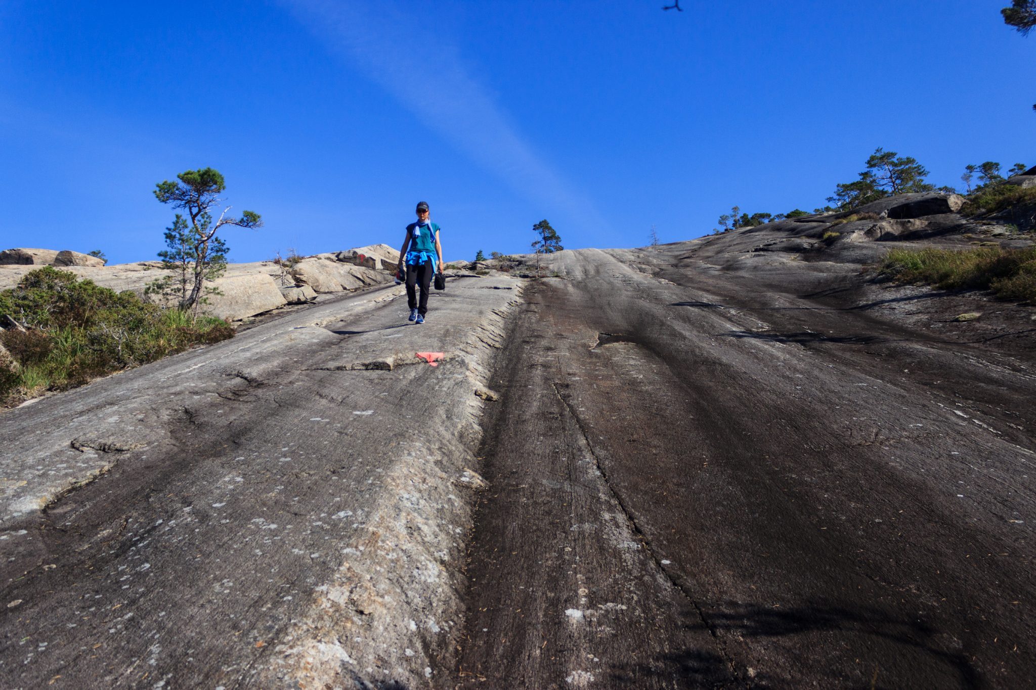 Wanderung beim Hardangerfjord auf den Haugsvarden, Start beim Rastplatz Hereiane zwischen Jondal und Herand an der Straße 550, sehr steiler Anstieg über große, glatte Felsen, fast die ganze Zeit schöne Aussicht auf den Fjord, bei Regen nicht empfehlenswert